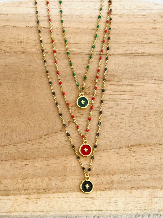 Collier fantaisie en acier inoxydable et résine epoxy. Pendentif rond avec une croix. Bijou fantaisie fait main.
