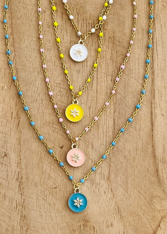 Collier fantaisie en acier inoxydable et résine époxy.
Pendentif rond avec une fleur.
Bijou fantaisie fait main.