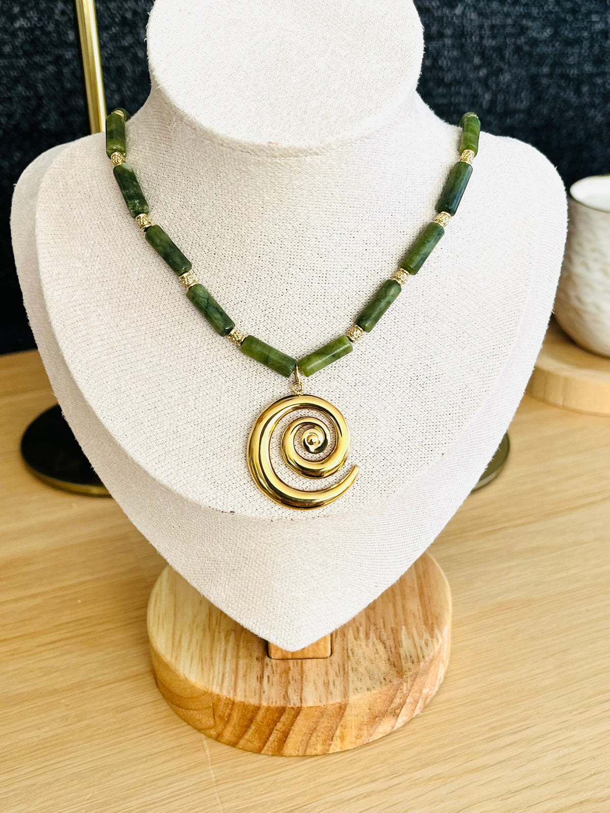Collier fantaisie fait main.
Chaîne en acier doré et perles tubes en pierre naturelle marbre vert olive.
Pendentif spirale en acier inox doré.
Bijou fait main.