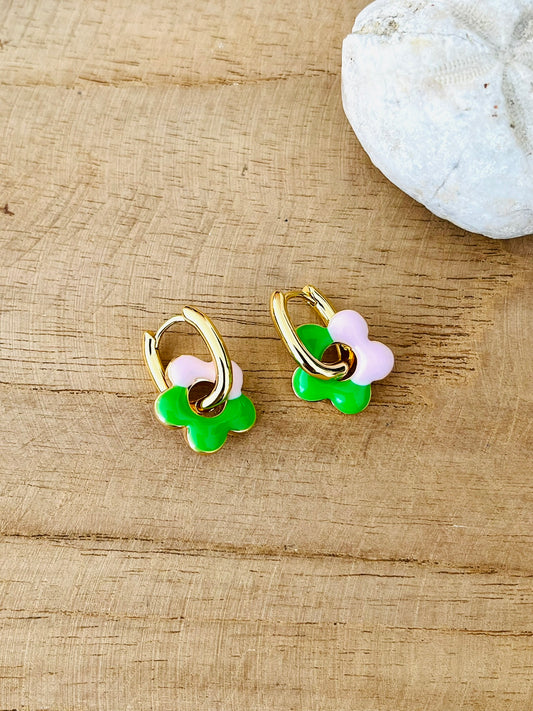 Boucles d'oreilles créoles ovales en laiton plaqué or 18k.
Fleur de 15mm en émail bicolore vert et rose.
Boucles d'oreilles fantaisie fait main.