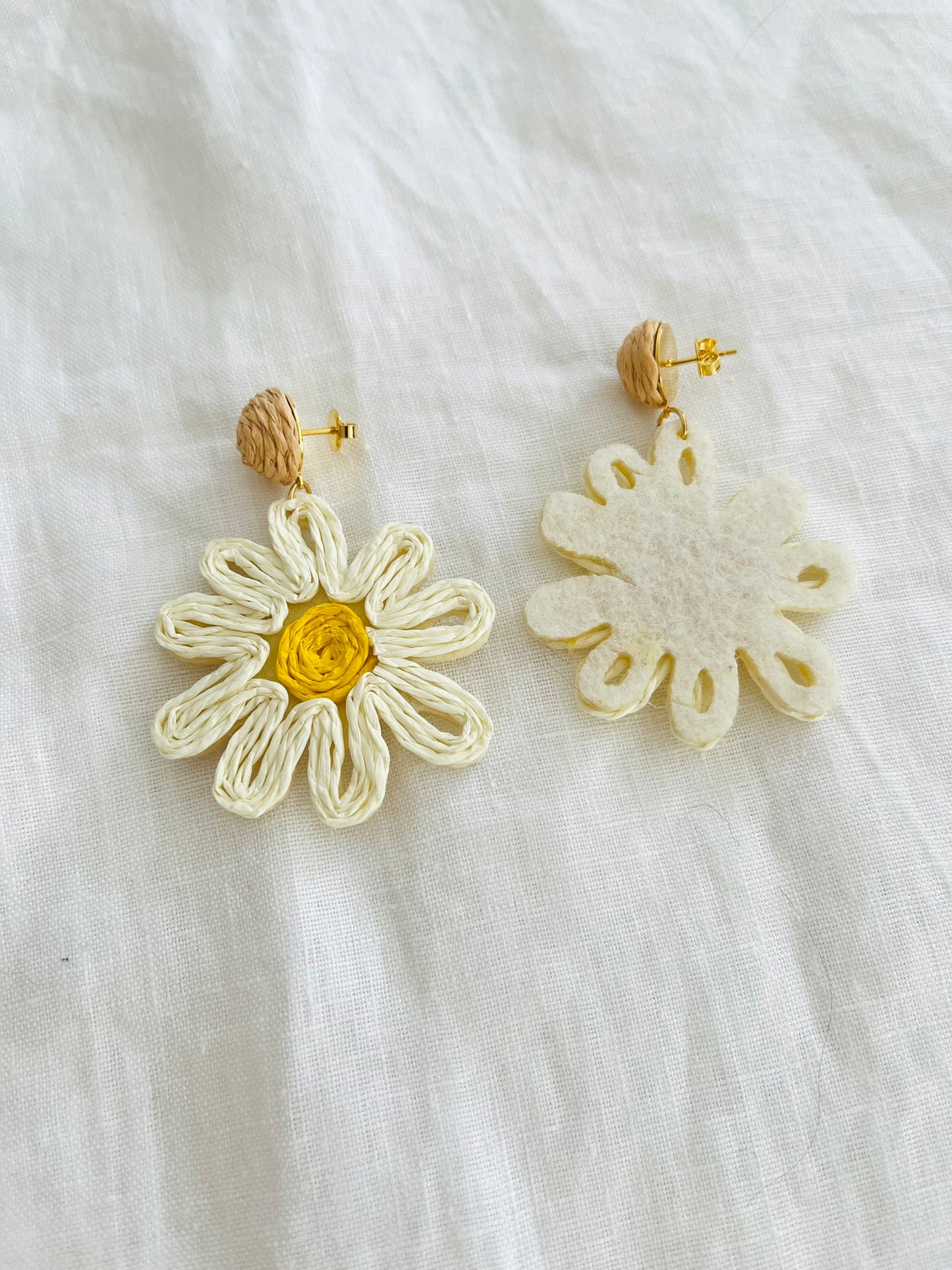 Boucles d'oreilles LILOU - Marguerite en raphia