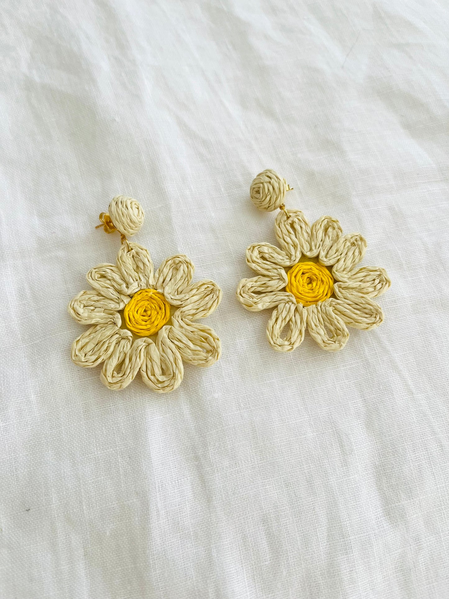 Boucles d'oreilles LILOU - Marguerite en raphia
