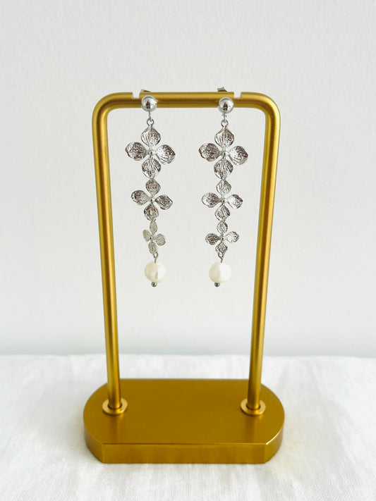 Boucles d'oreilles VICTORIA - 3 fleurs - argent rhodié et perles d'eau douce
