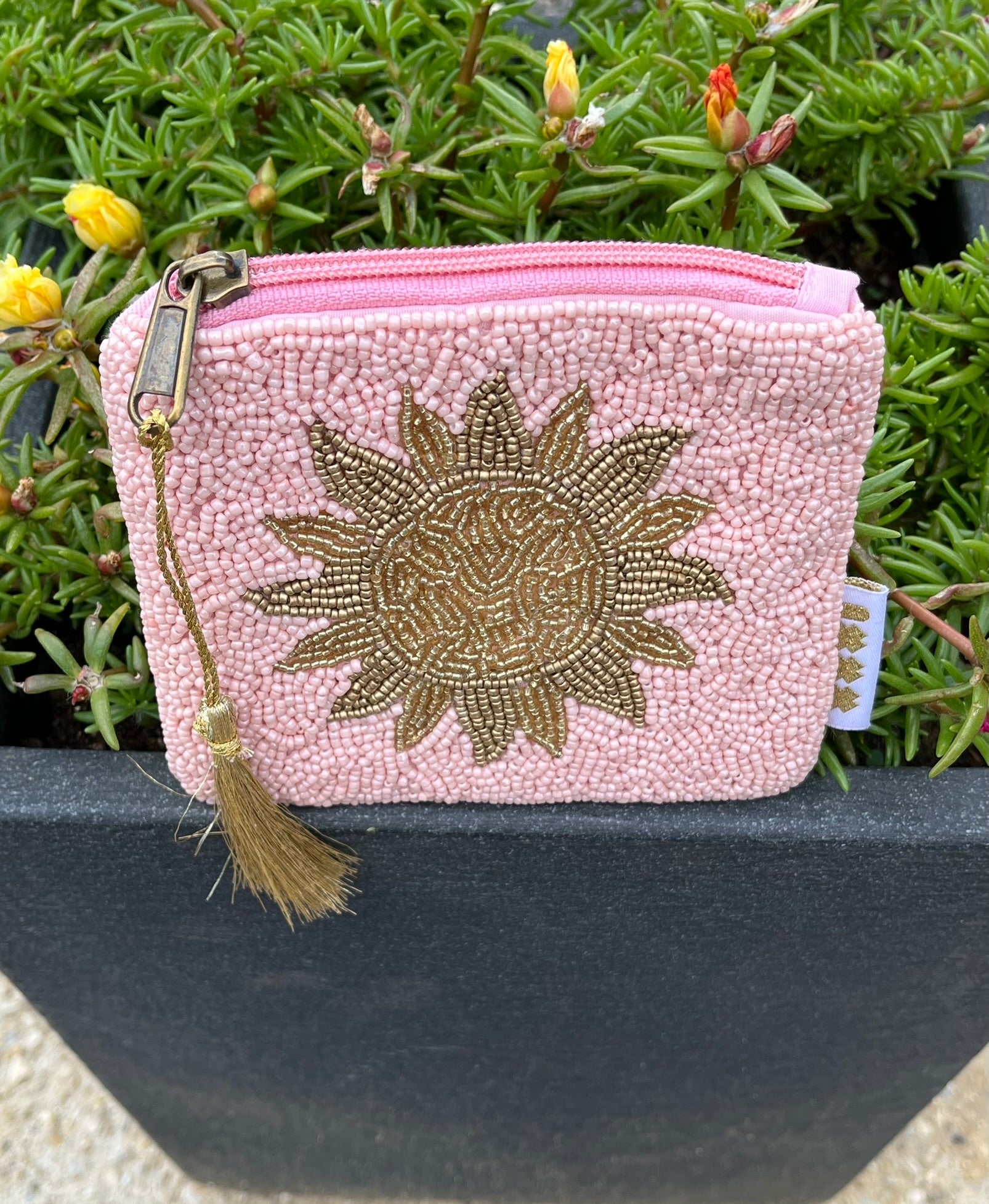 Pochette fabriquée à la main en Inde
Tissée de perles en verre 
Motif soleil rose et doré