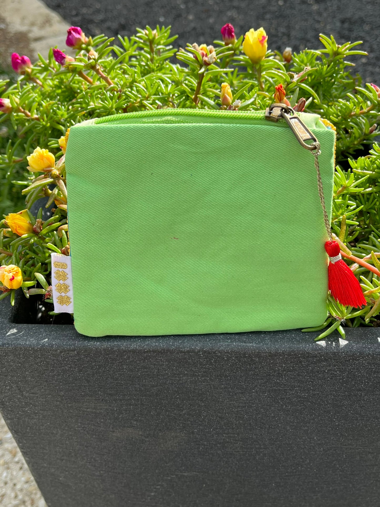 Pochette fabriquée à la main en Inde
Tissée de perles en verre vert, orange
Motif soleil