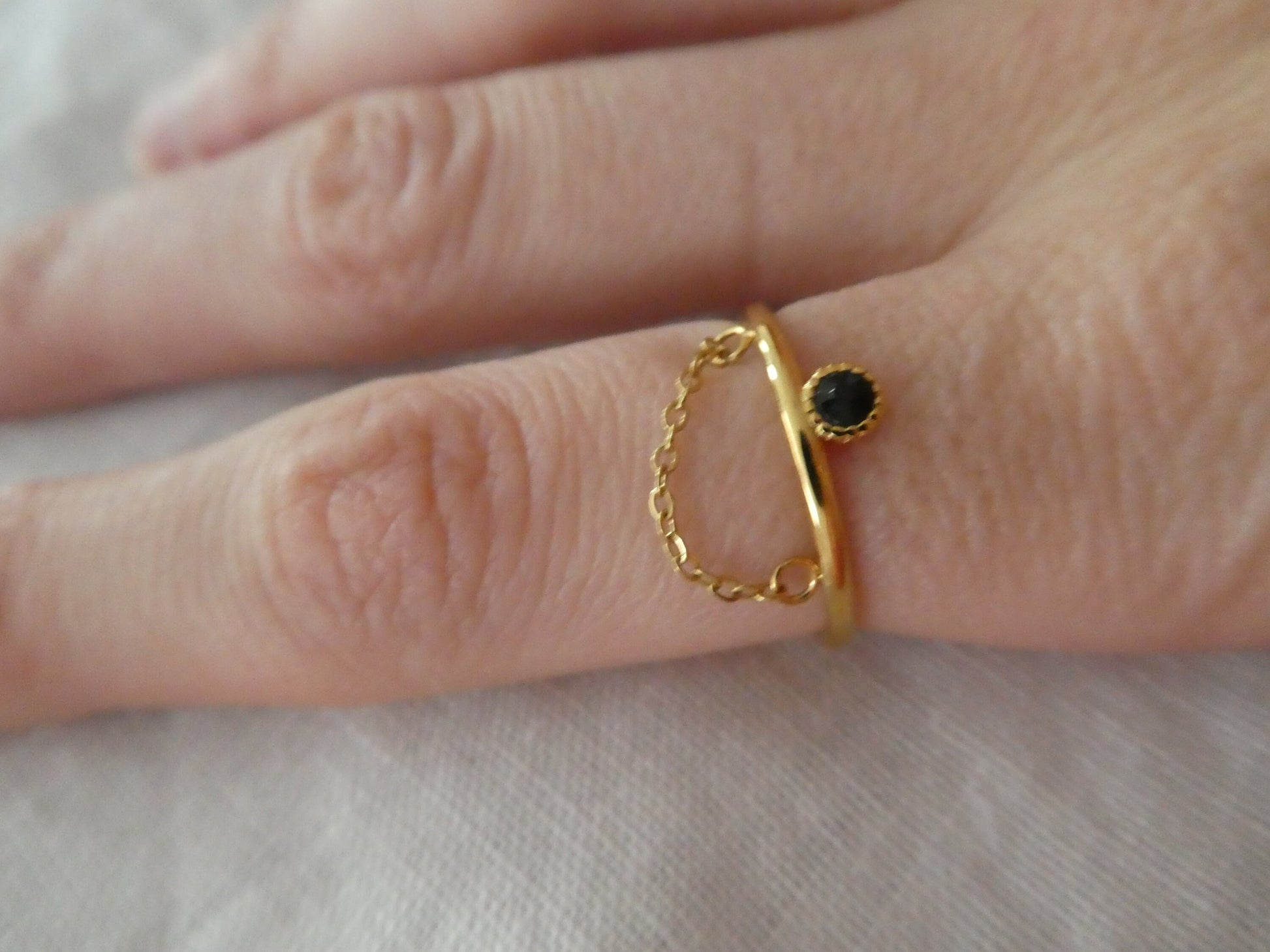 Bague réglable en acier inoxydable avec un strass noir