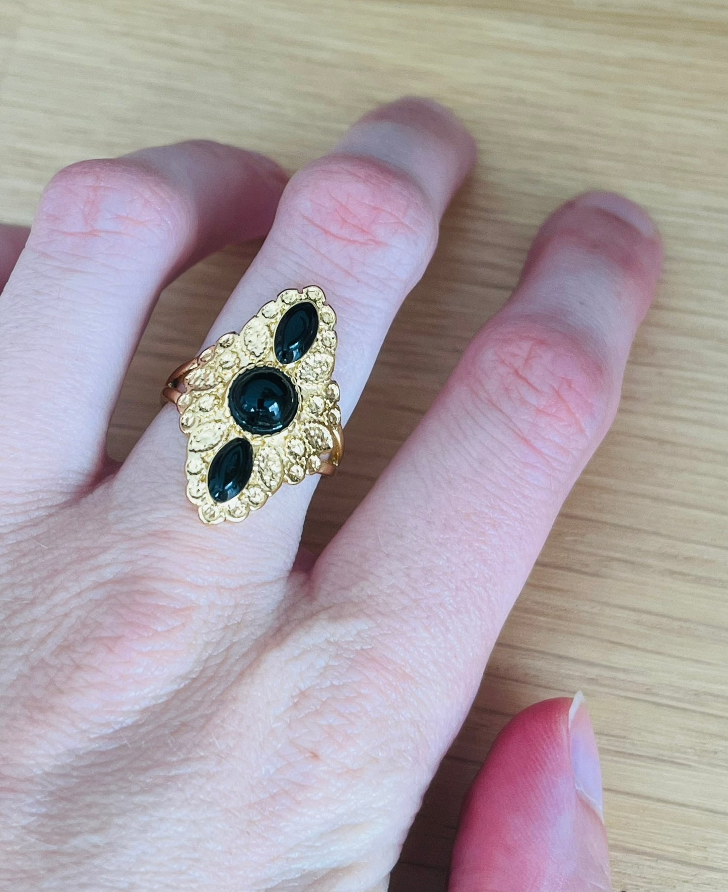 bague ethnique reglable en acier inoxydable doré et onyx noir