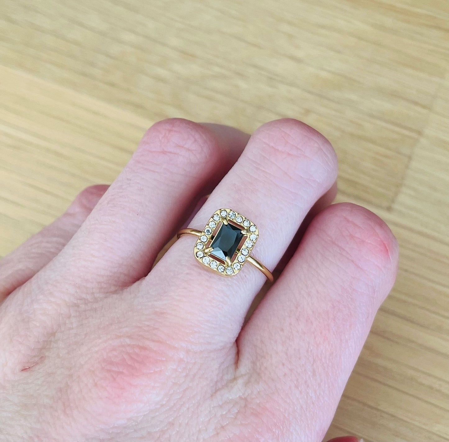 Bague femme réglable en acier inoxydable doré. Cabochons rectangle en verre noir  et strass