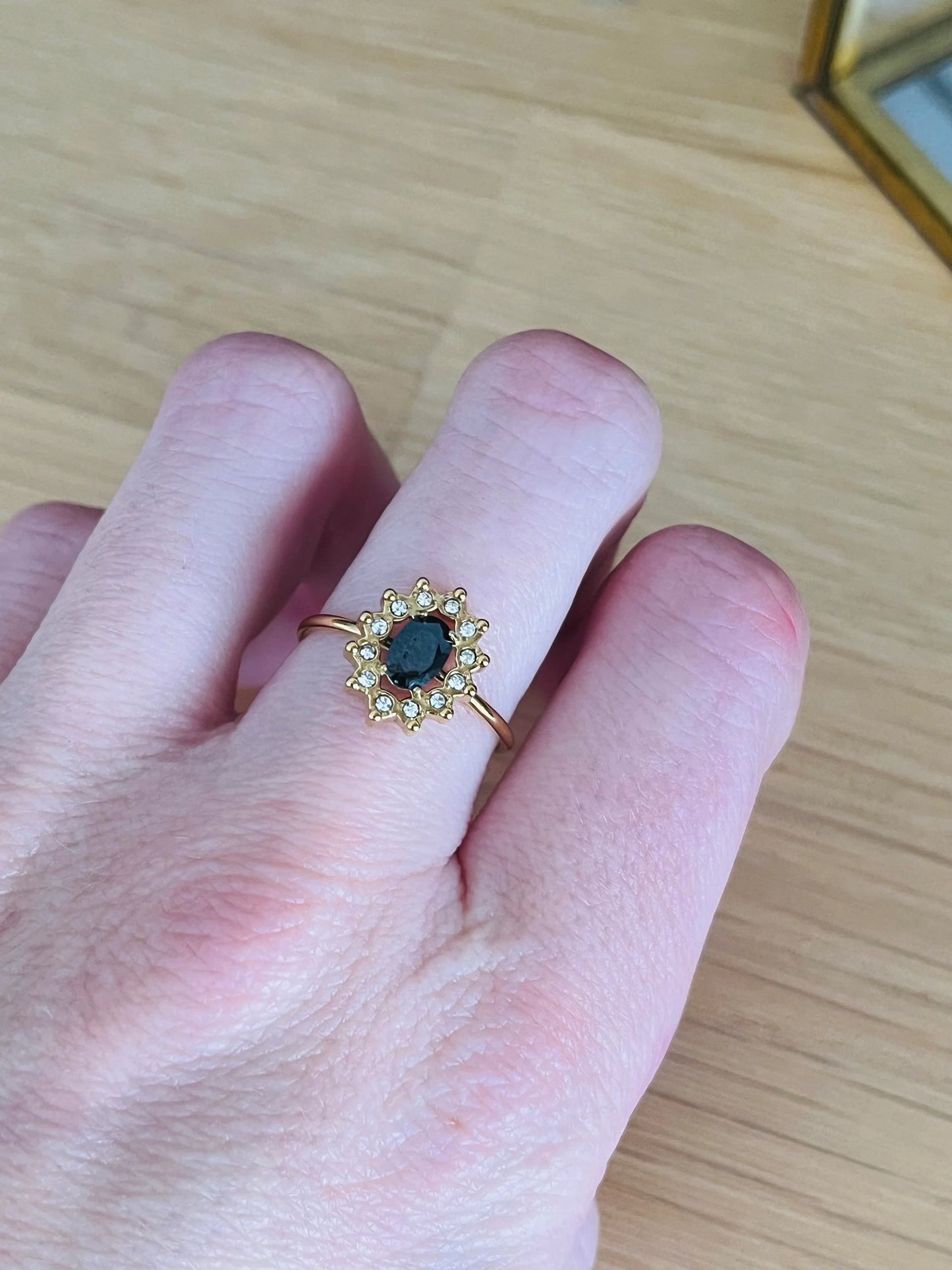 Bague femme réglable en acier inoxydable. Cabochon ovale en verre noir et strass.