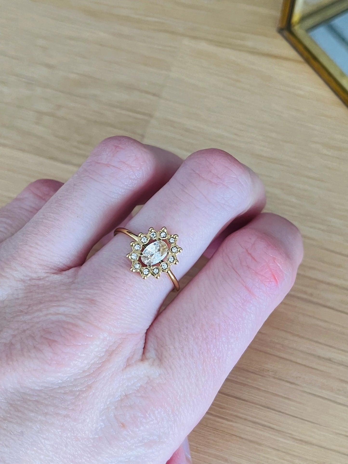 Bague femme réglable en acier inoxydable. Cabochon ovale en verre transparent et strass.