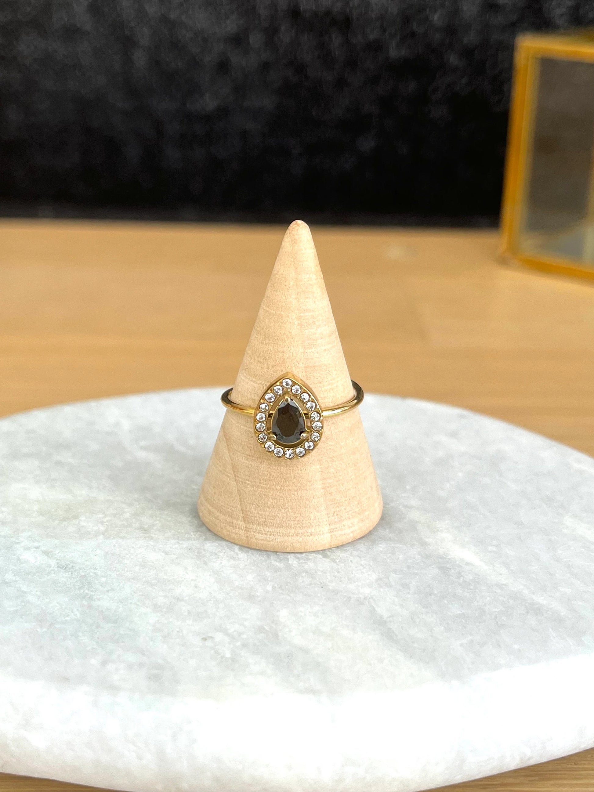 Bague femme réglable en acier inoxydable doré. Goutte en verre noir et strass