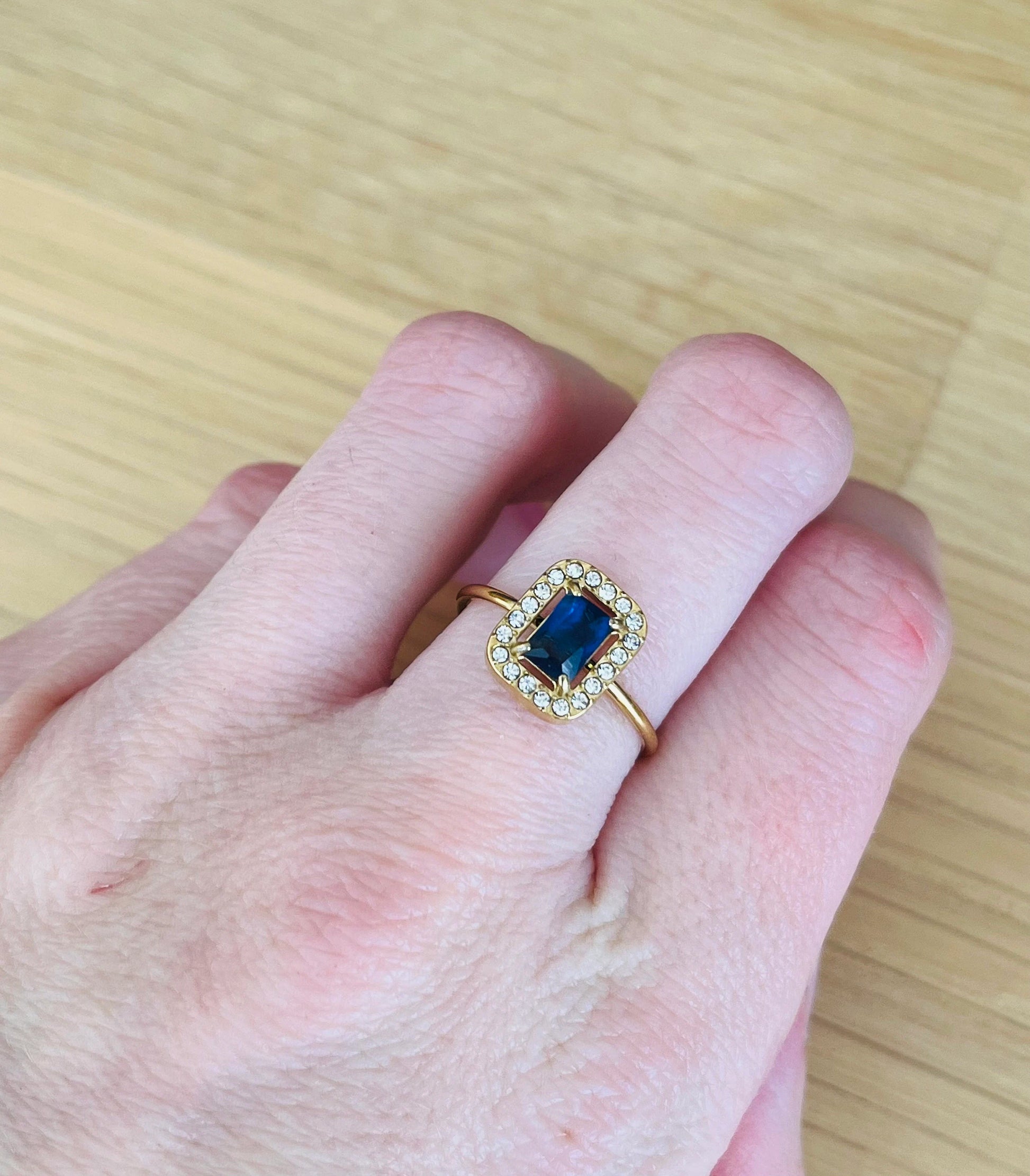 Bague femme réglable en acier inoxydable. Cabochons rectangle en verre bleu et strass