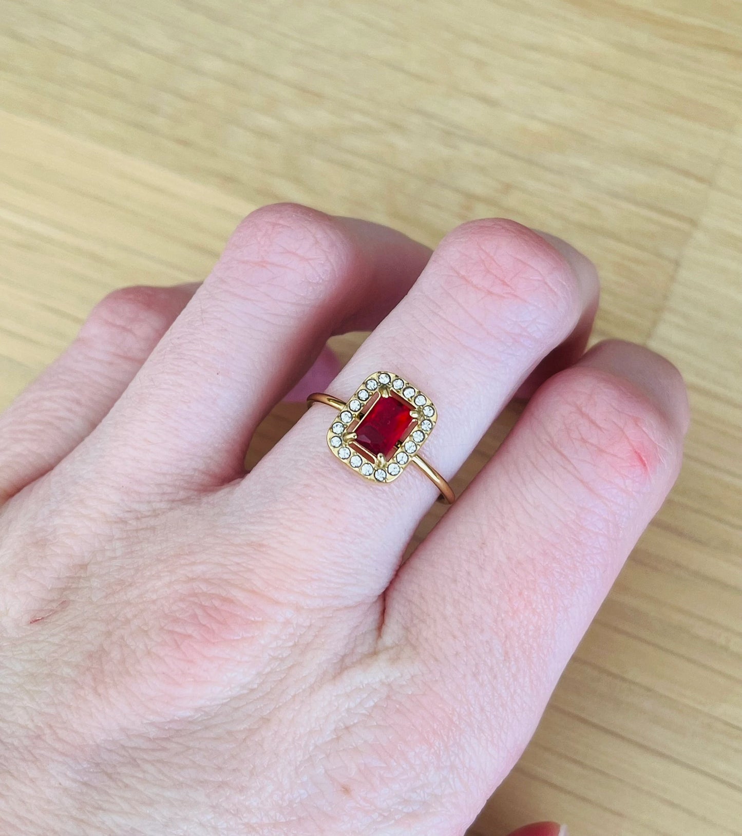 Bague femme réglable en acier inoxydable. Cabochons rectangle en verre rouge et strass