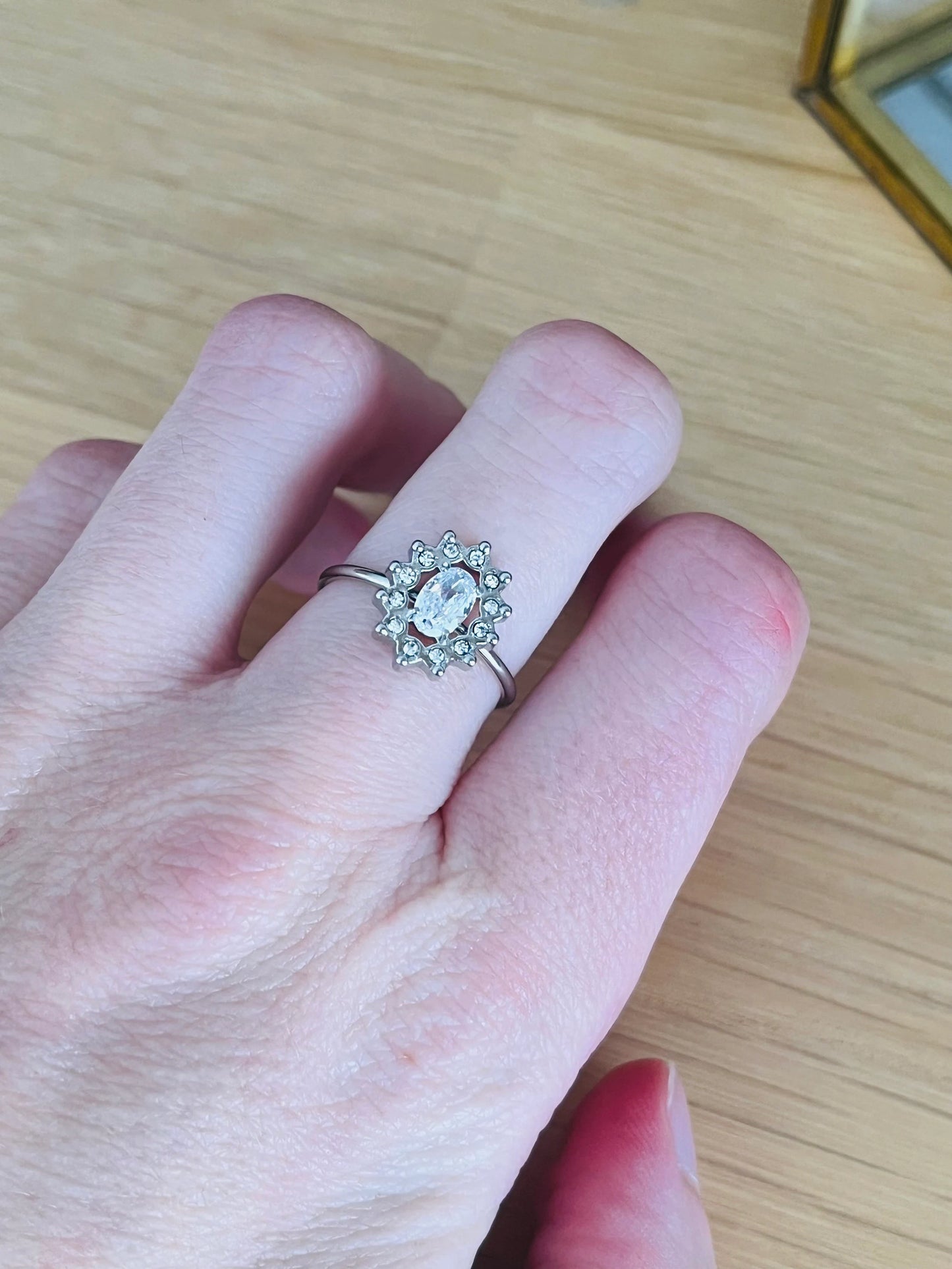 Bague femme réglable en acier inoxydable. Cabochon ovale en verre transparent et strass.