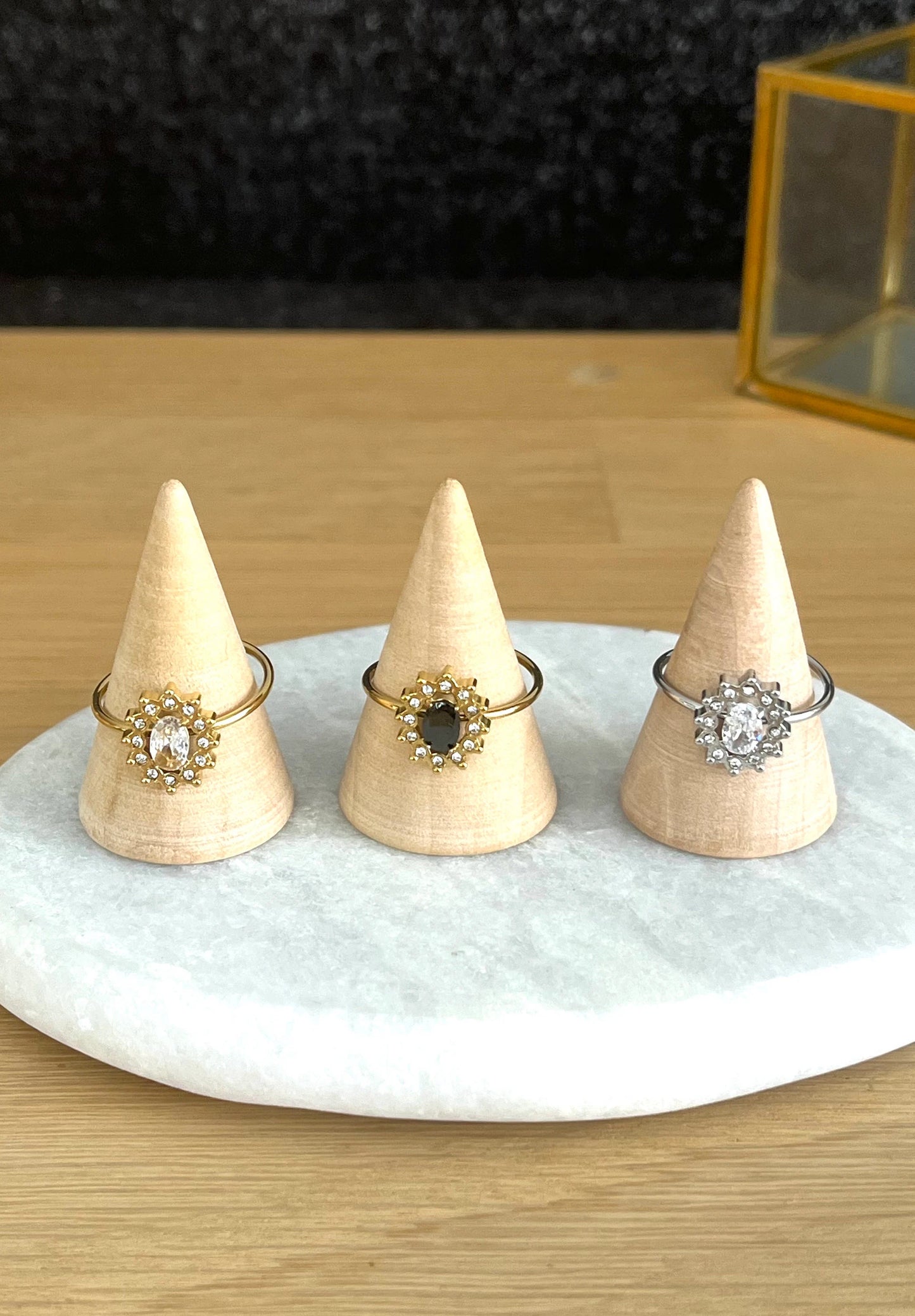 Bague femme réglable en acier inoxydable. Cabochon ovale en verre et strass.