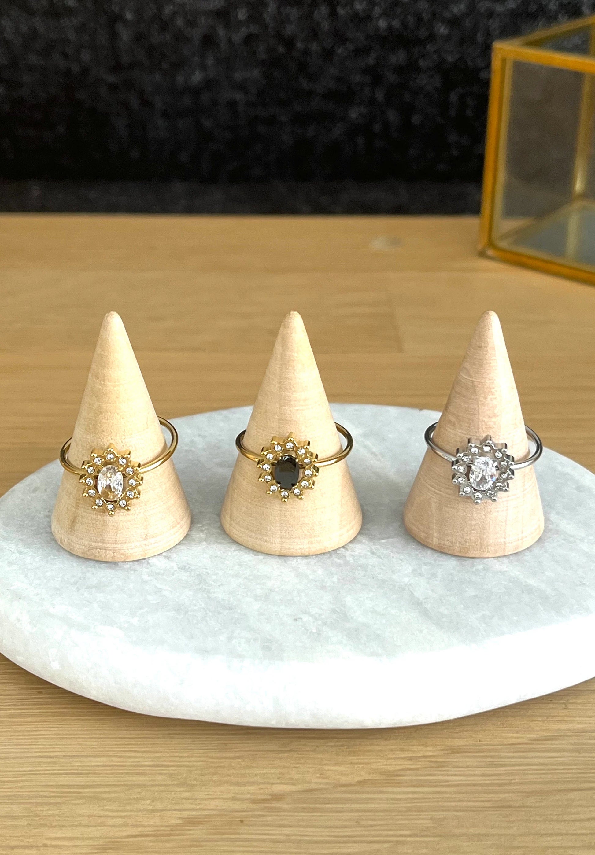 Bague femme réglable en acier inoxydable. Cabochon ovale en verre et strass.