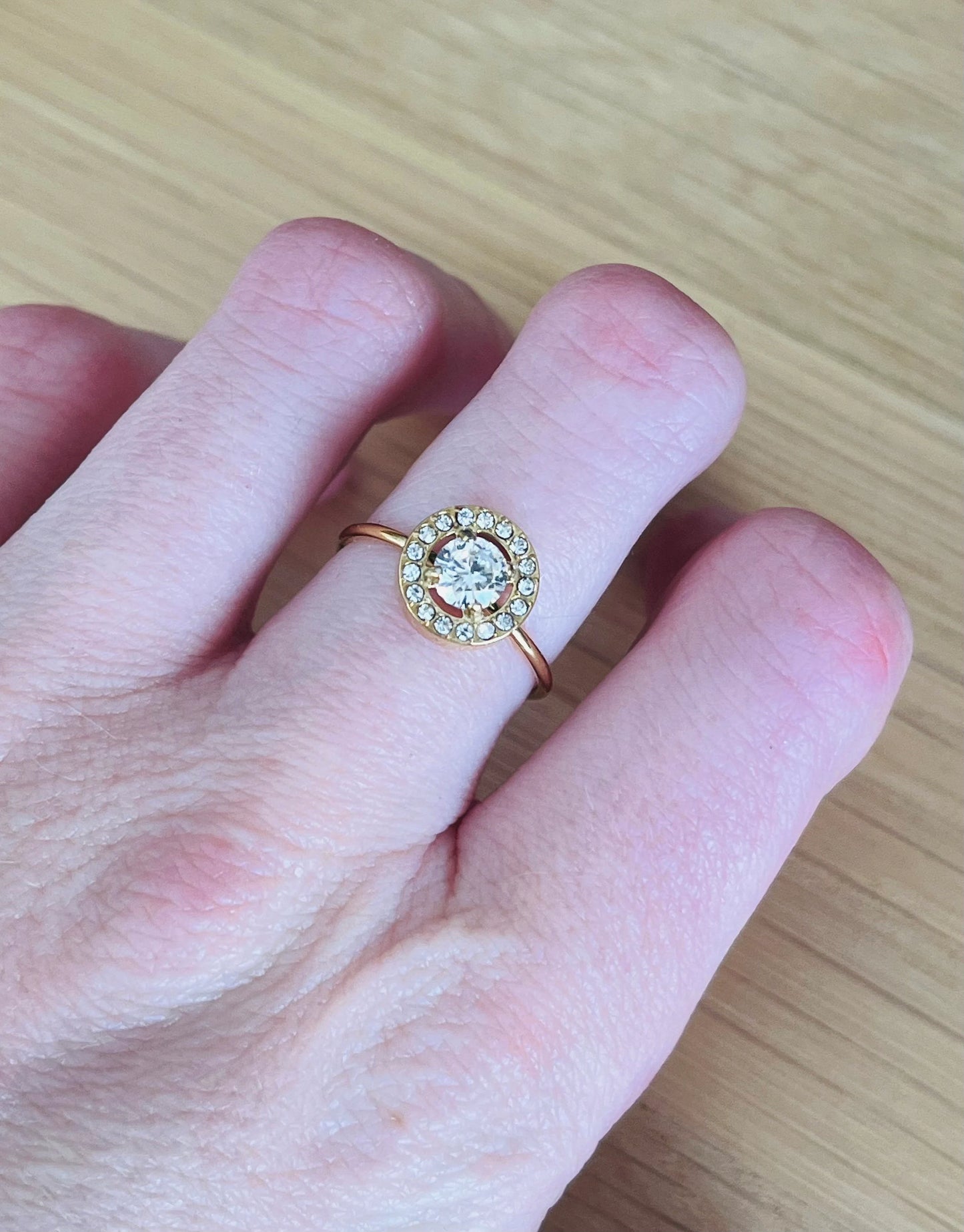 Bague femme réglable en acier inoxydable doré. Rond en verre transparent et strass