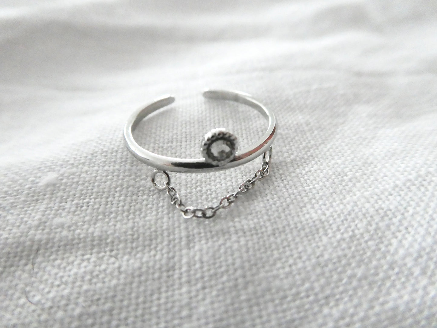 Bague fine pour femme réglable en acier inoxydable avec un strass 