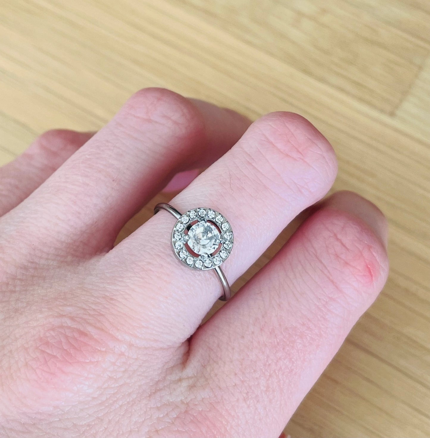 Bague femme réglable en acier inoxydable. Rond en verre transparent et strass