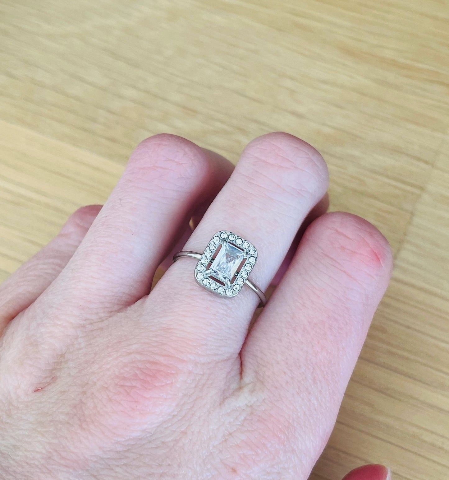 Bague femme réglable en acier inoxydable. Cabochons rectangle en verre transparent et strass