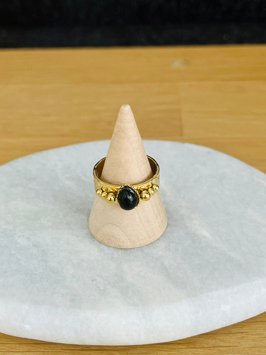 Bague femme réglable en acier inoxydable doré avec pierre onyx noir.