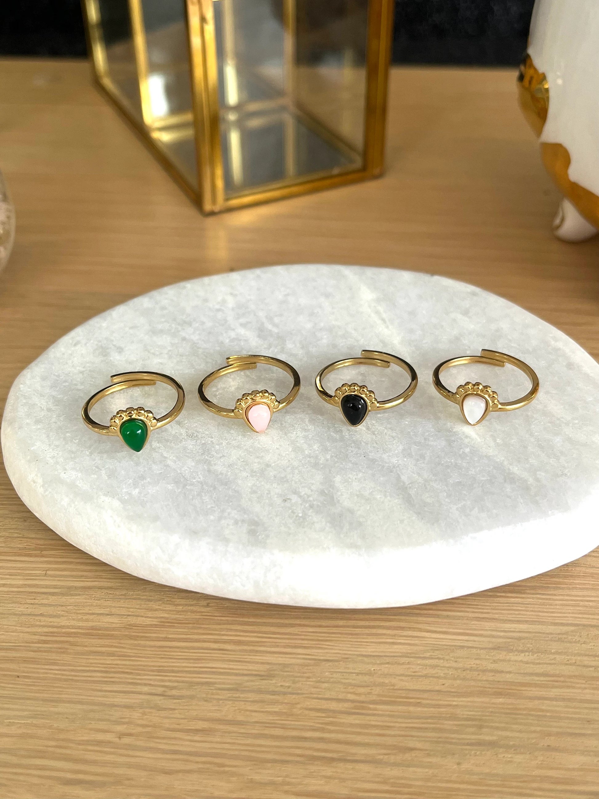 Bague fine réglable pour femme en acier inoxydable et pierre naturelle.