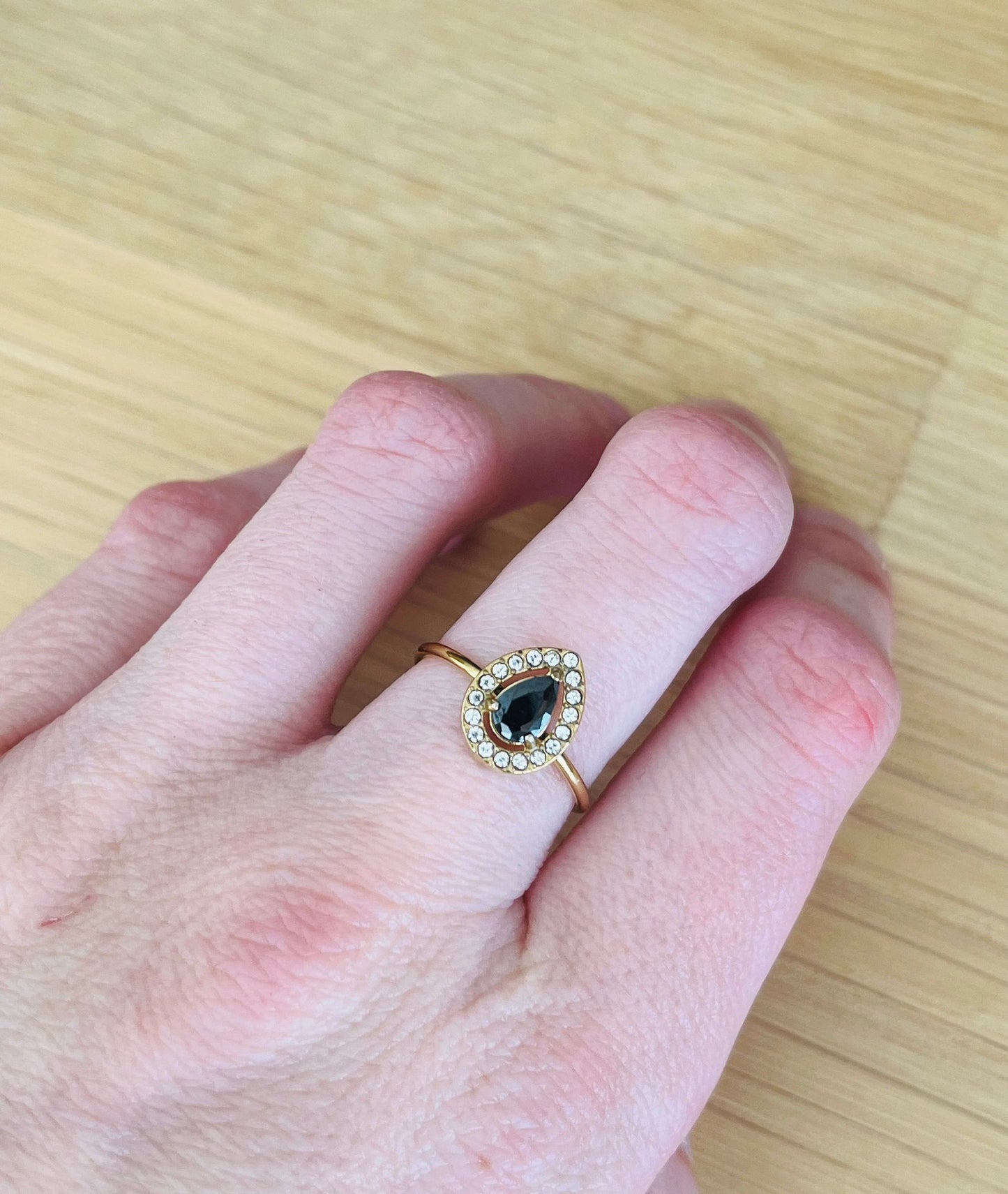 Bague femme réglable en acier inoxydable doré. Goutte en verre noir et strass