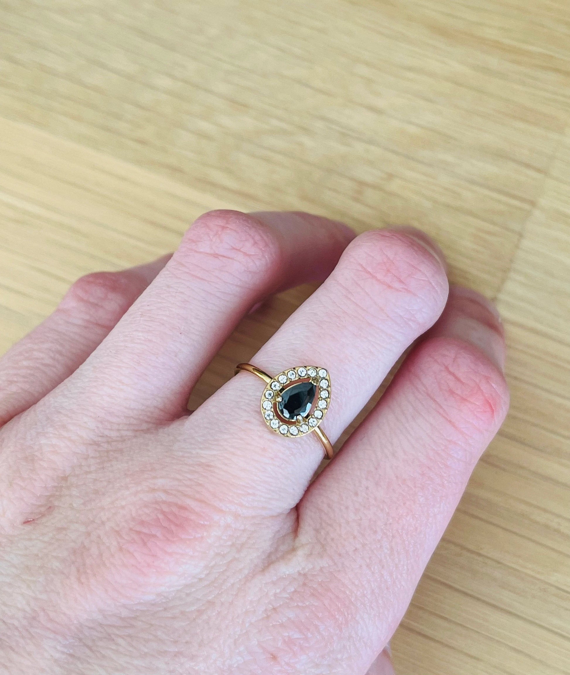 Bague femme réglable en acier inoxydable doré. Goutte en verre noir et strass