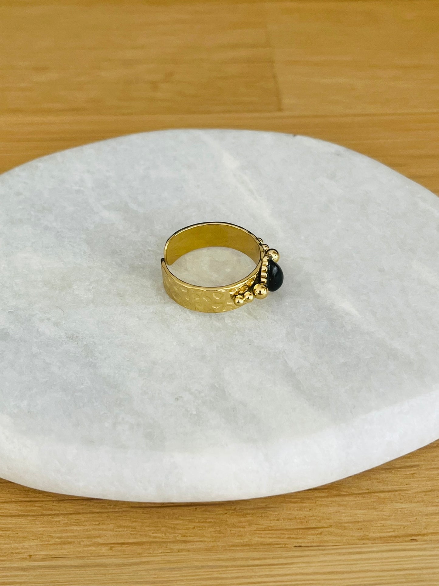 Bague femme réglable en acier inoxydable doré avec pierre onyx noir.