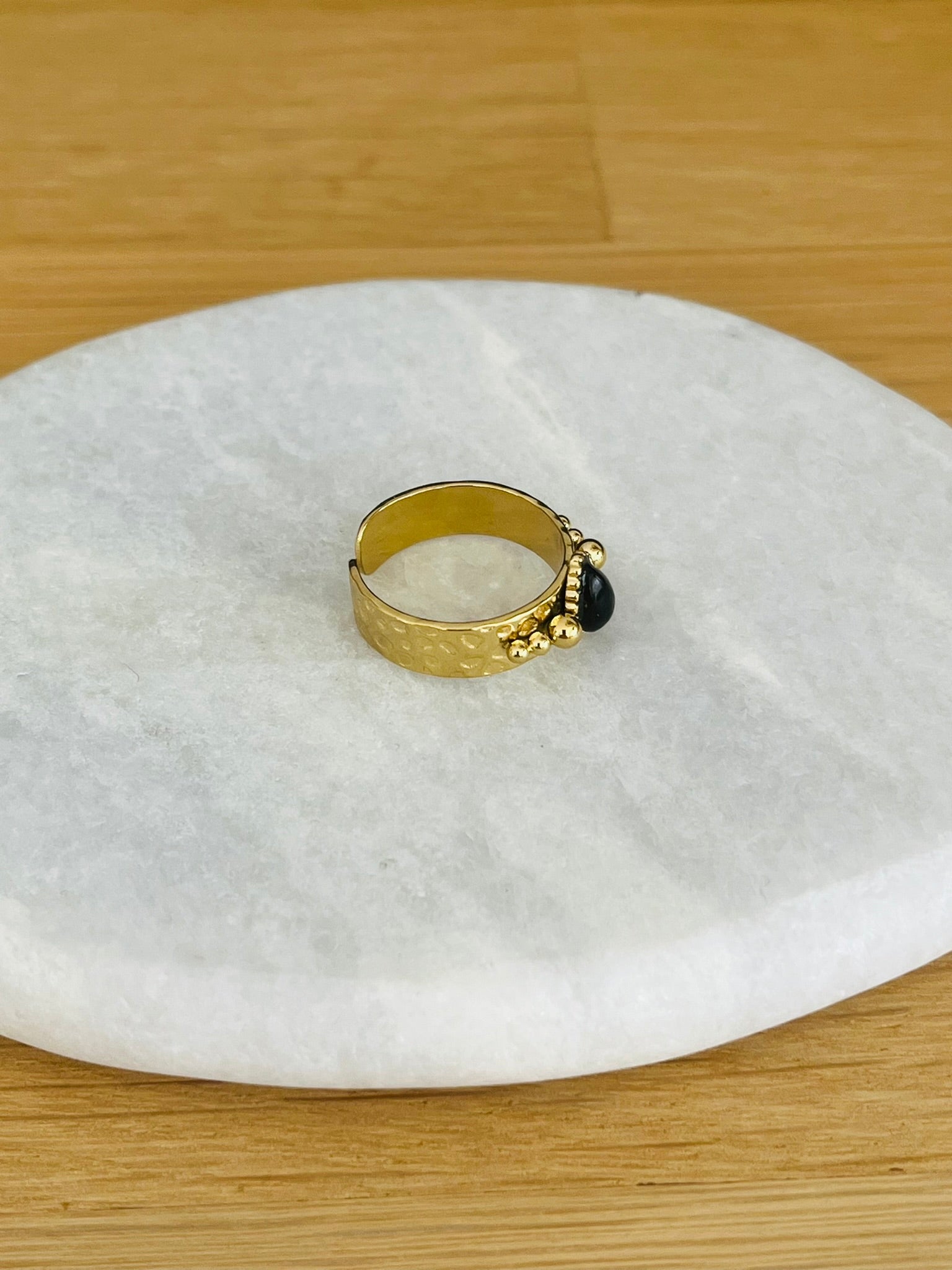 Bague femme réglable en acier inoxydable doré avec pierre onyx noir.