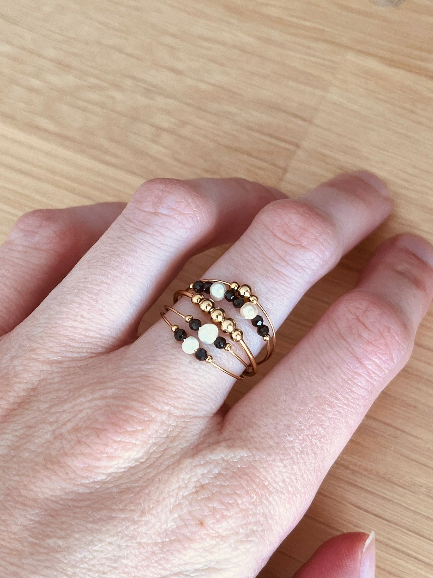 Bague réglable multi rangs femme en acier inoxydable doré et pierre naturelle onyx noir.