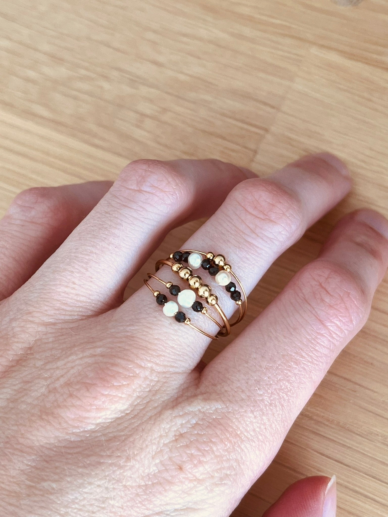 Bague réglable multi rangs femme en acier inoxydable doré et pierre naturelle onyx noir.