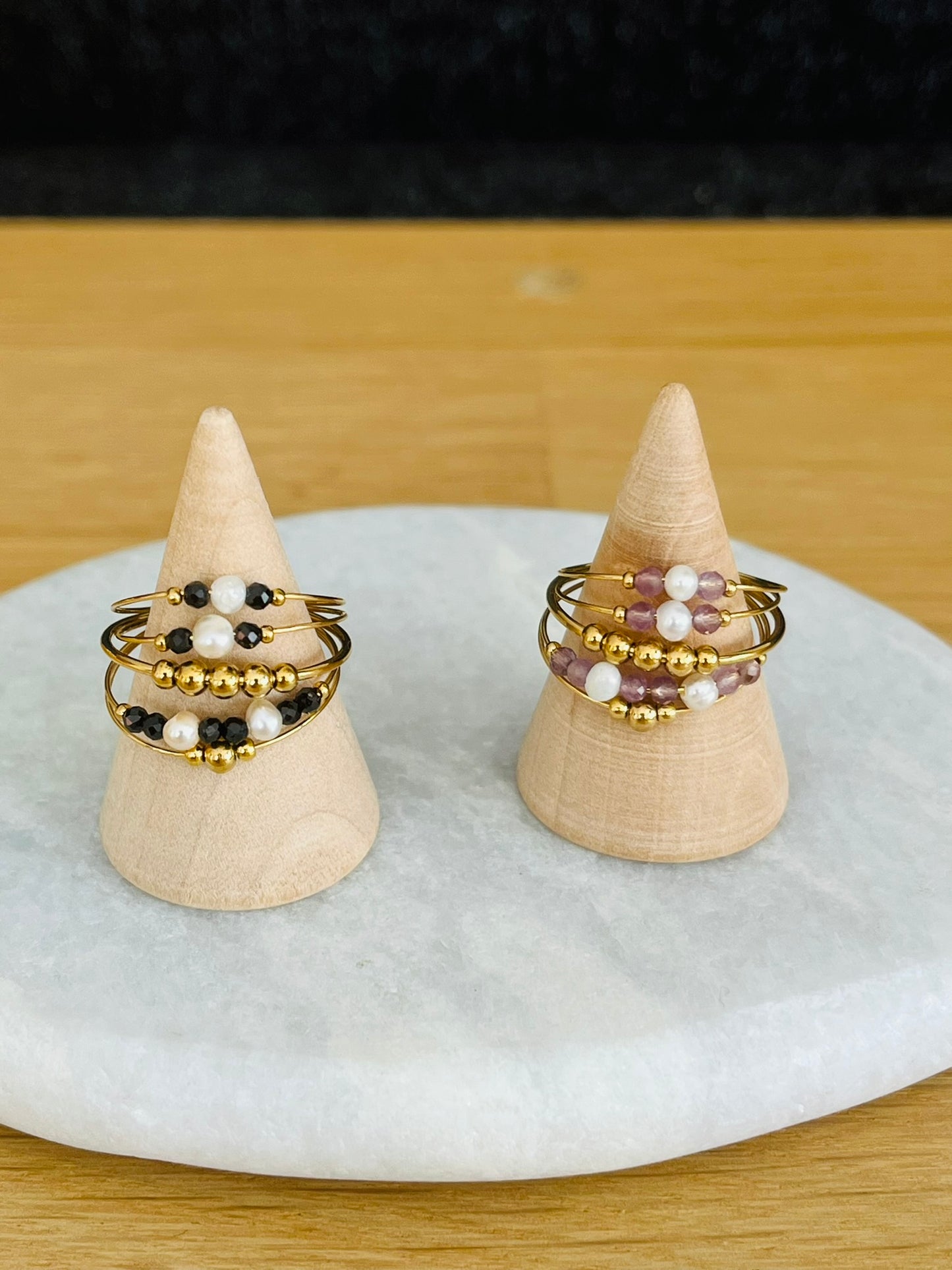 Bague réglable multi rangs femme en acier inoxydable doré et pierre naturelle.