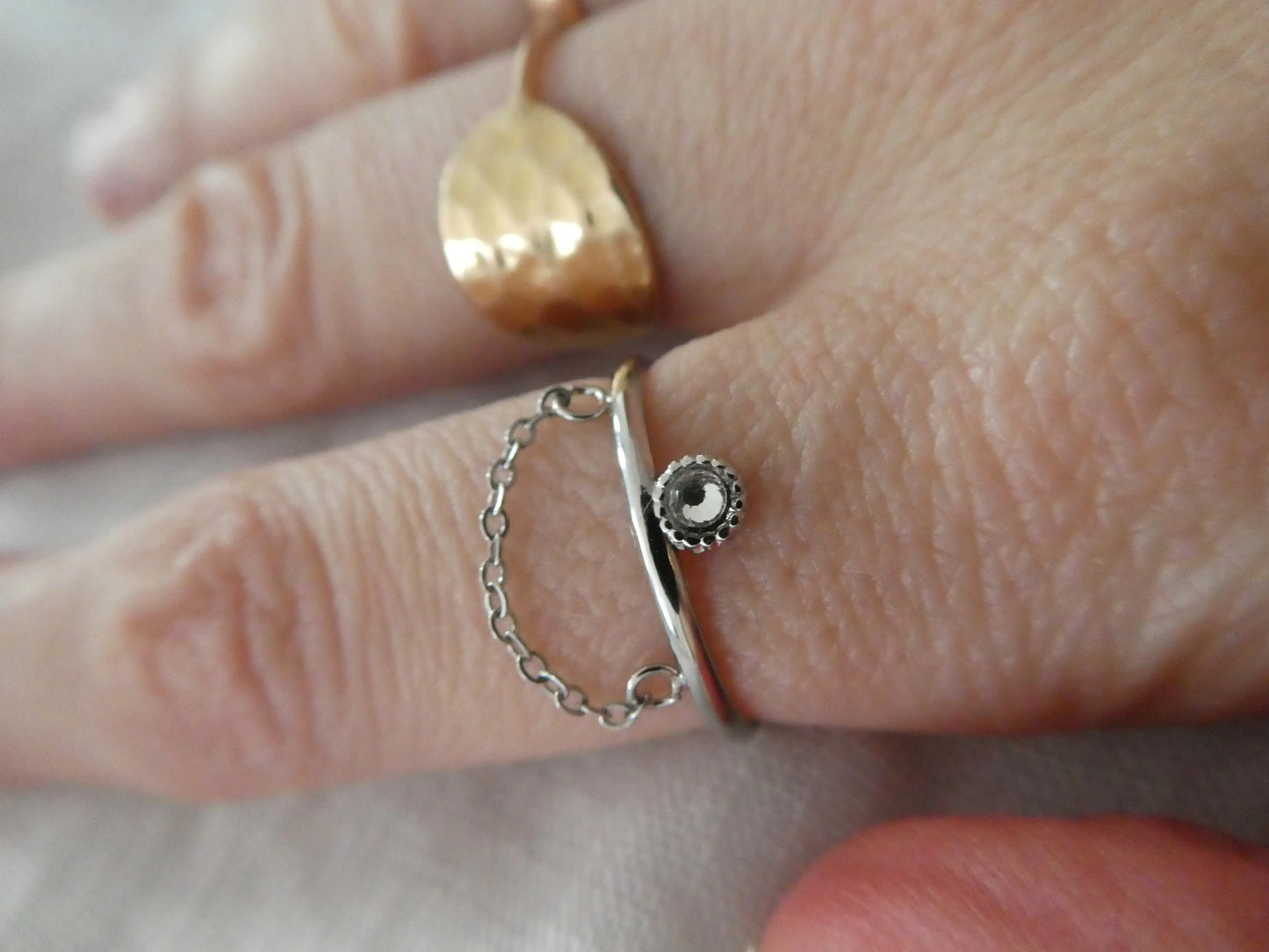 Bague fine pour femme réglable en acier inoxydable avec un strass 