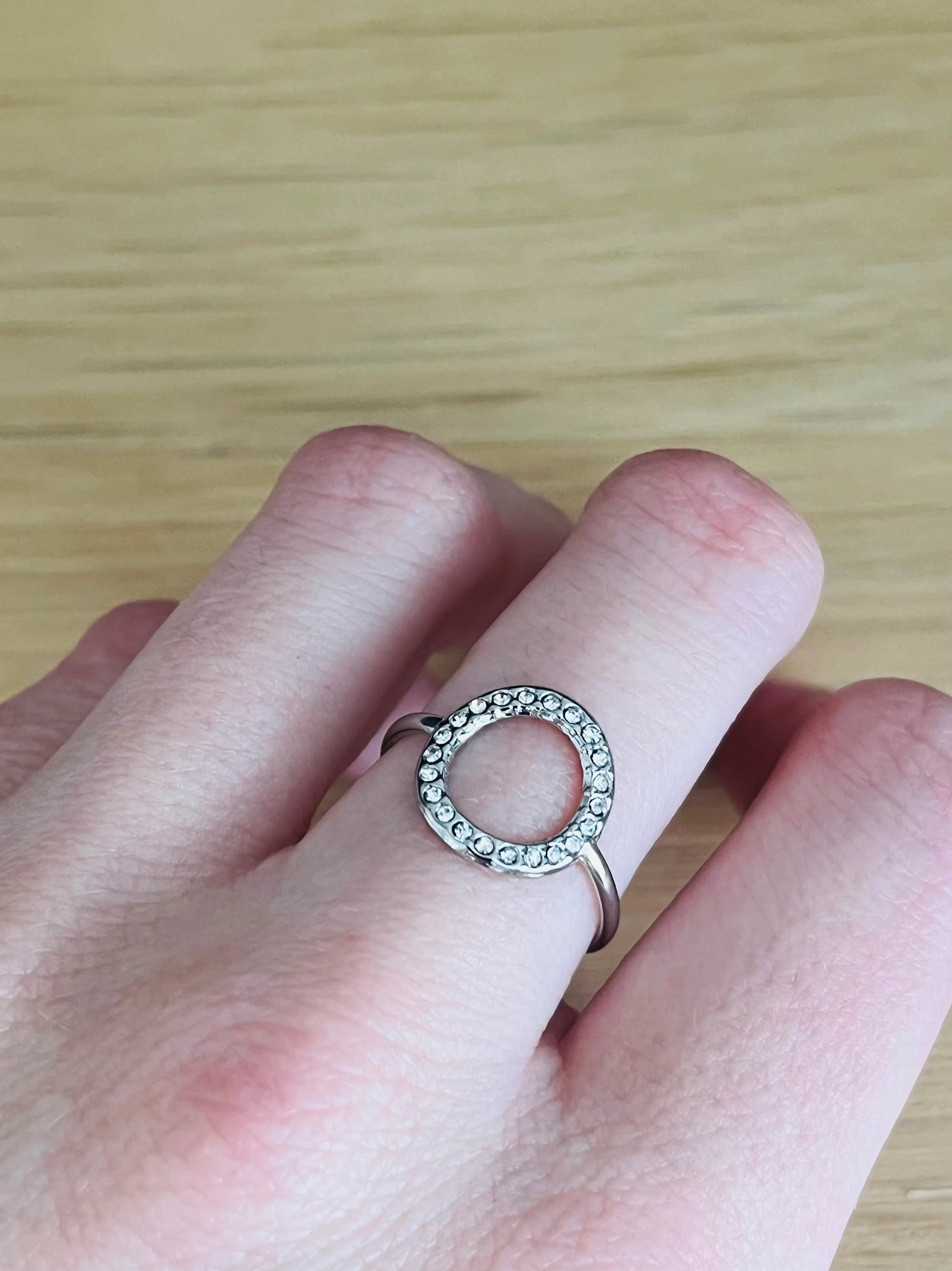 Bague réglable ronde en acier inoxydable et strass