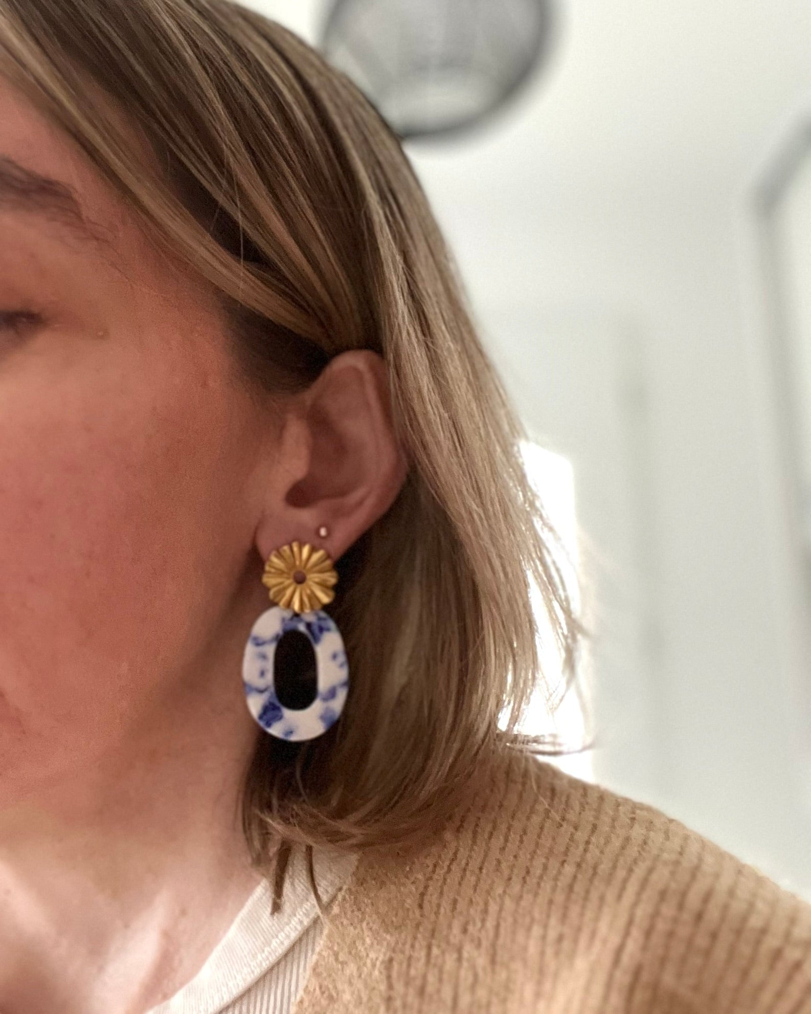 Boucles d'oreilles fantaisie fait main.
Clous d'oreilles soleil plissé en acier inoxydable doré.
Pendentif ovale évidé en acrylique marbré bleu & blanc.
Bijou fait main.