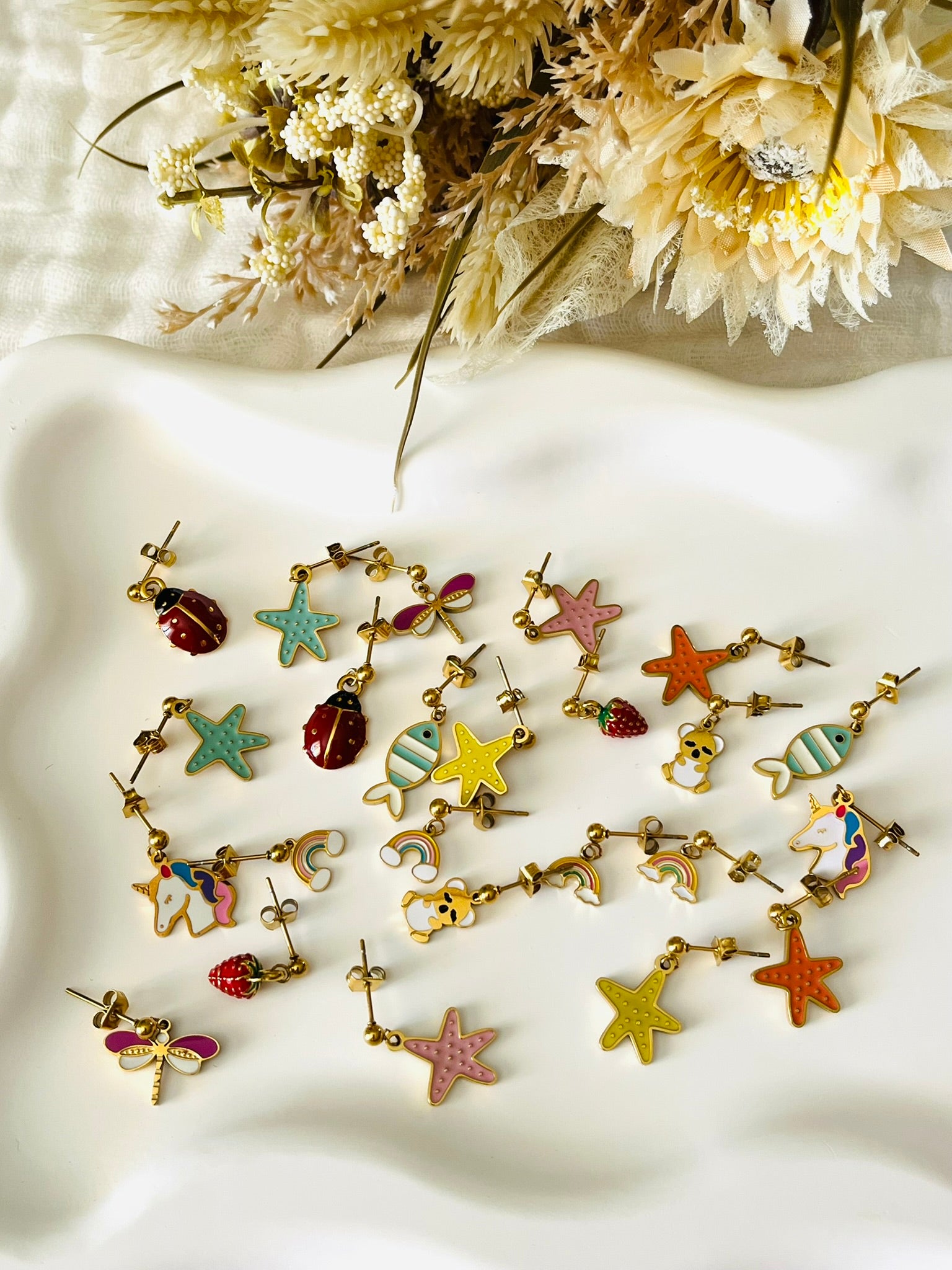 Boucles d'oreilles à clous adaptées pour les enfants à partir de 6 ans.
Clous d'oreilles en acier inoxydable doré.
Pendentif arc en ciel en acier inox doré et résine epoxy.