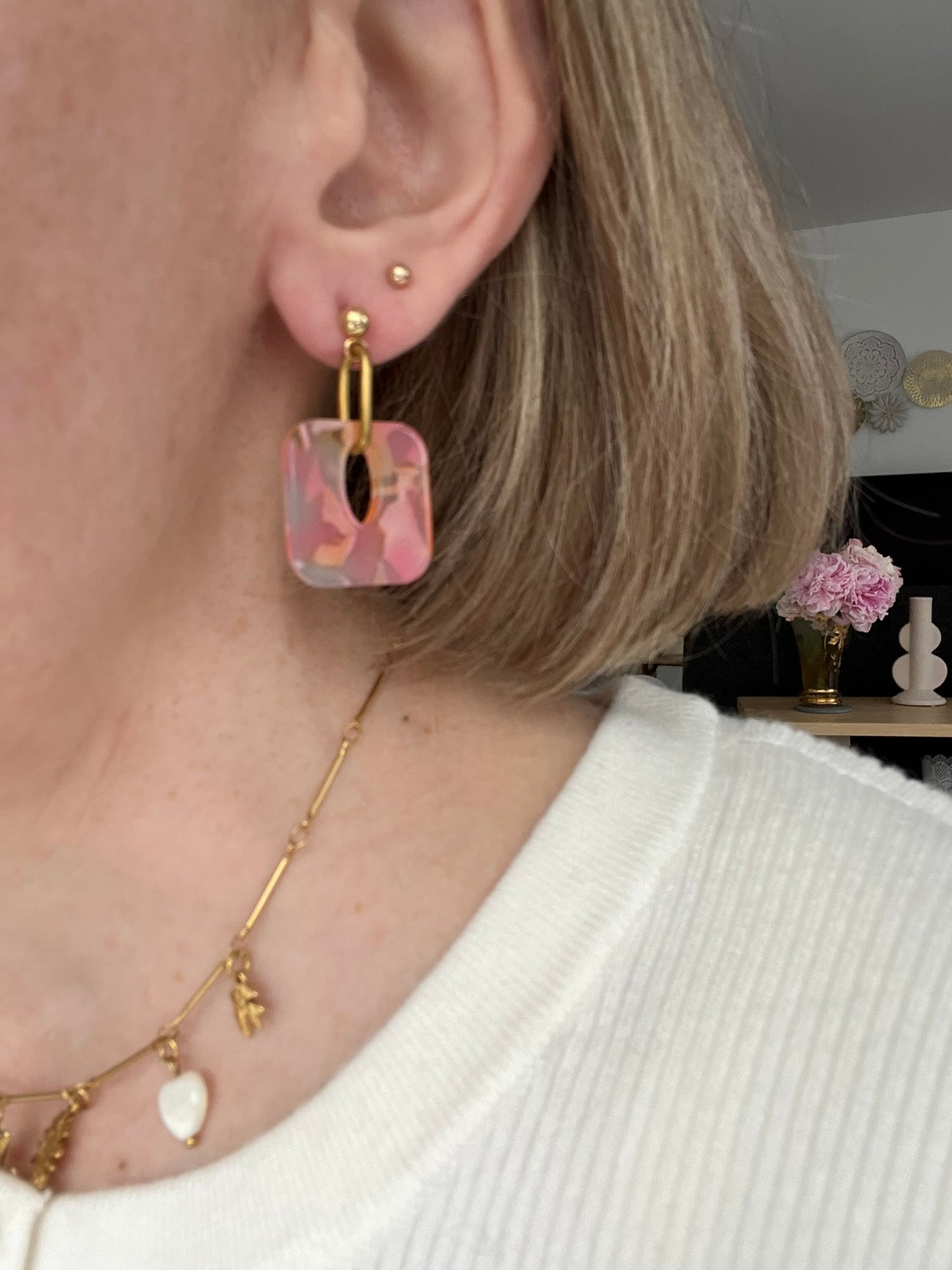 Boucles d'oreilles fantaisie fait main.
Clous d'oreilles en acier doré. Pendentif carré en acrylique marbré.
Bijou fait main.