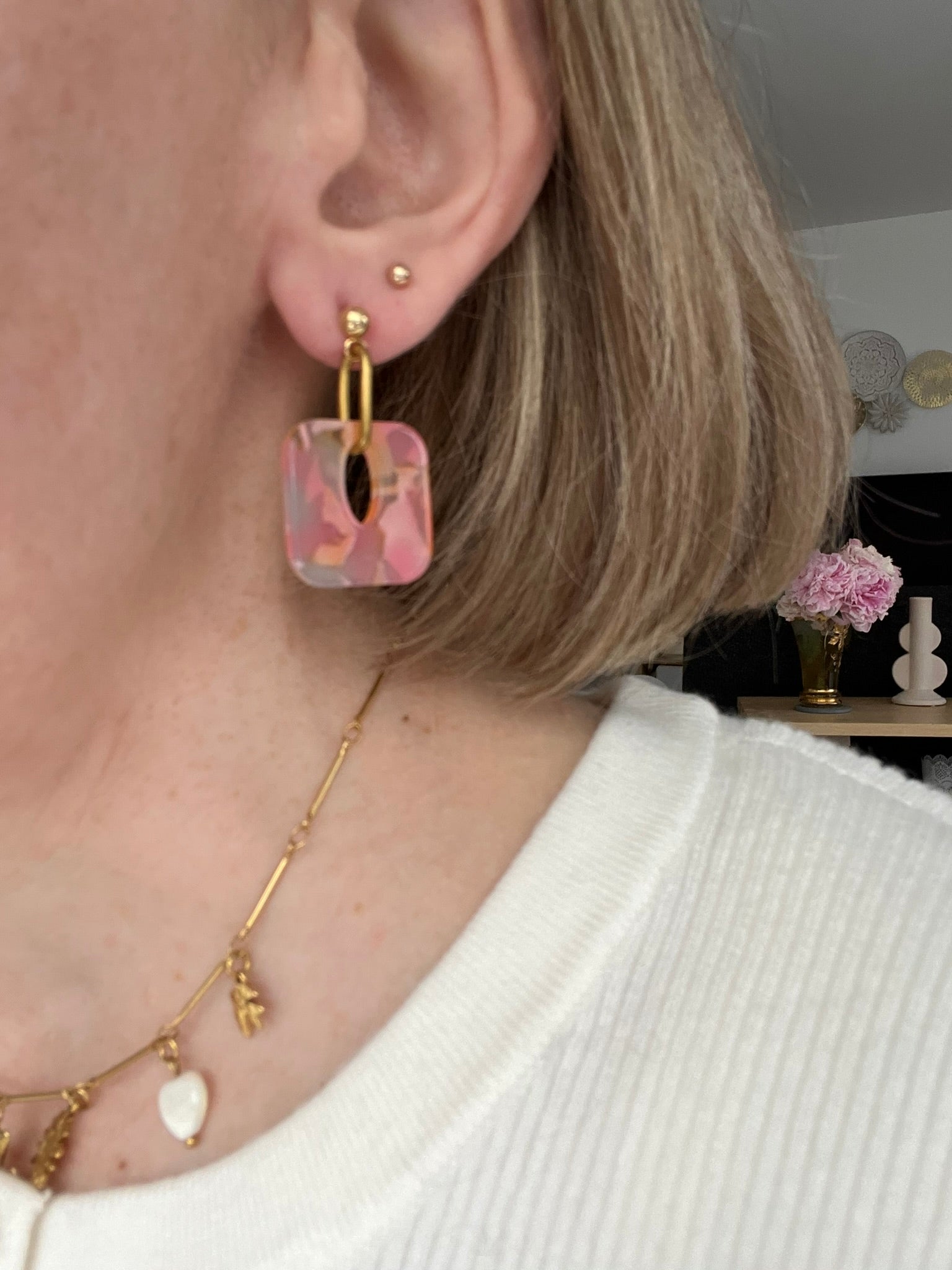 Boucles d'oreilles fantaisie fait main.
Clous d'oreilles en acier doré. Pendentif carré en acrylique marbré.
Bijou fait main.