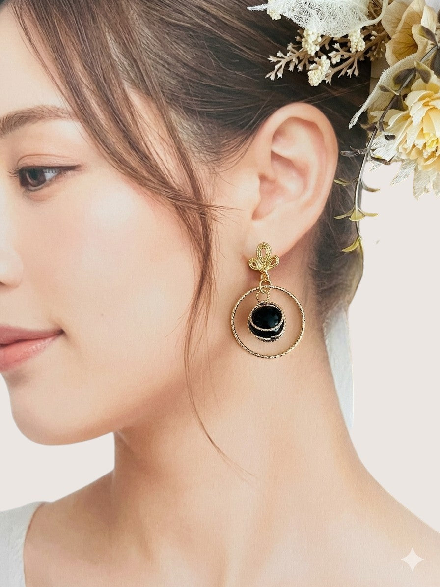 Boucles d'oreilles fantaisie fait main.
Clous d'oreilles feuille en laiton plaqué or 18k.
Anneaux ciselés en laiton plaqué or.
Pendentif perle noire.
Bijou fantaisie fait main.