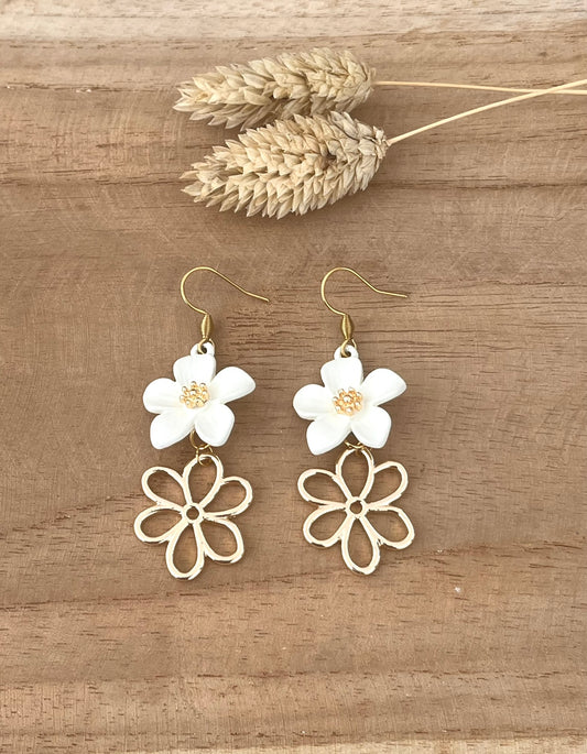 Boucles d'oreilles fantaisie pendantes, fleurs écrues et dorées.
Bijou fantaisie fait main.