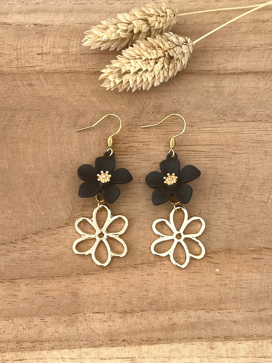 Boucles d'oreilles fantaisie pendantes, fleurs noires et dorées.
Crochets d'oreilles en acier inoxydable doré.
Bijou fantaisie fait main