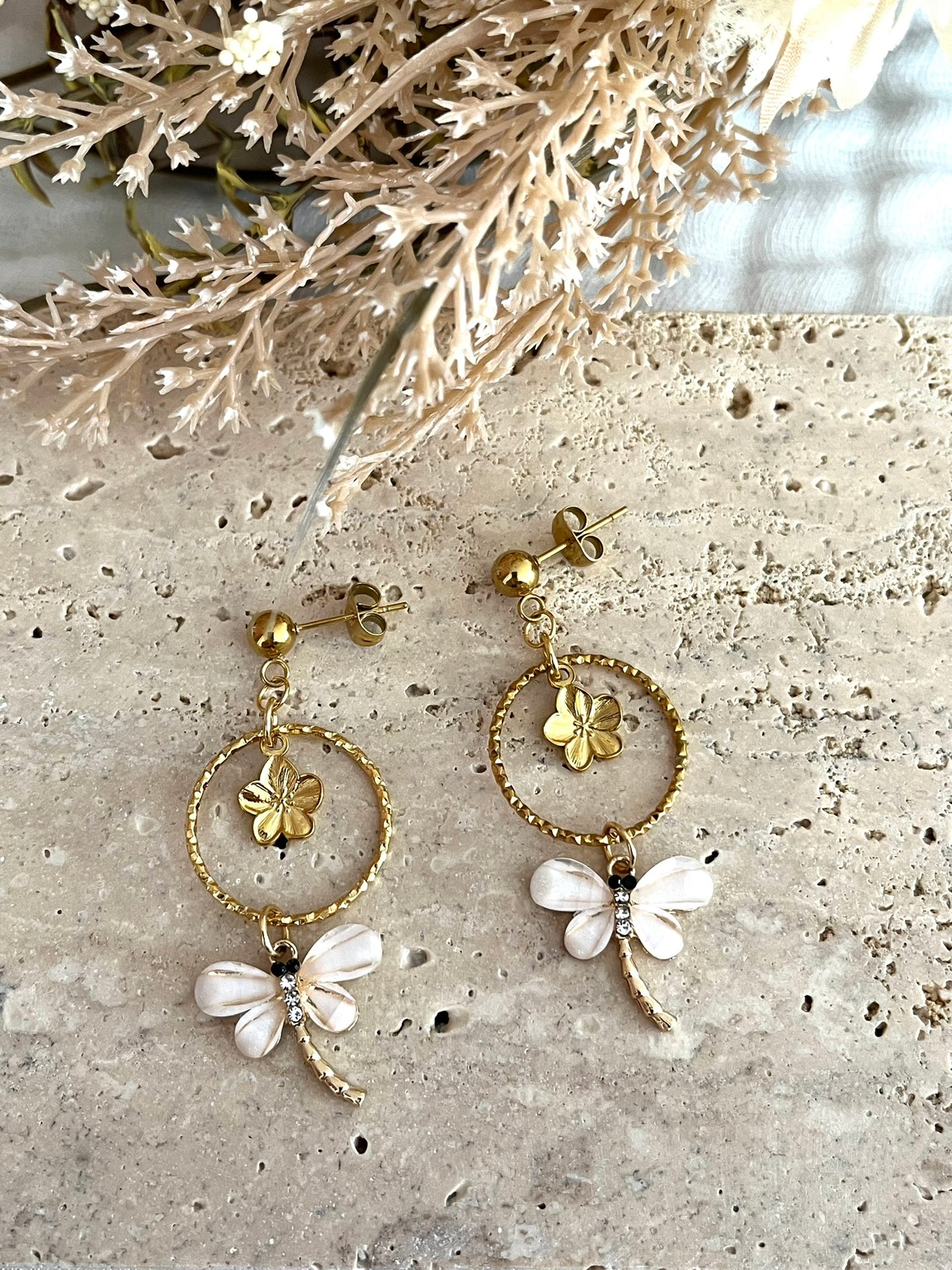 Boucles d'oreilles fantaisie fait main.
Clous d'oreilles en acier inox doré. petites felurs de cerisier en acier doré, libellules dorées et beige ornées de strass.
Bijou fantaisie fait main