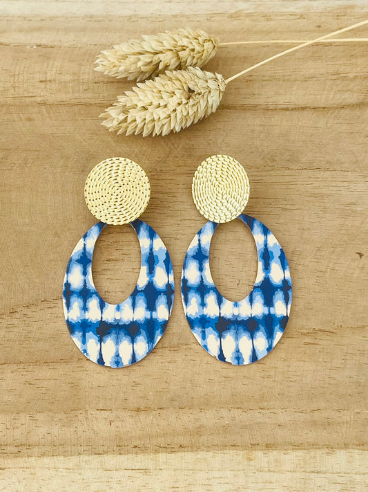 Boucles d'oreilles fantaisie faites main.
Clous d'oreilles ronds en acier inoxydable doré. Pendentifs ovales doré et bleu, motif tie and dye.
Bijou fantaisie fait main.