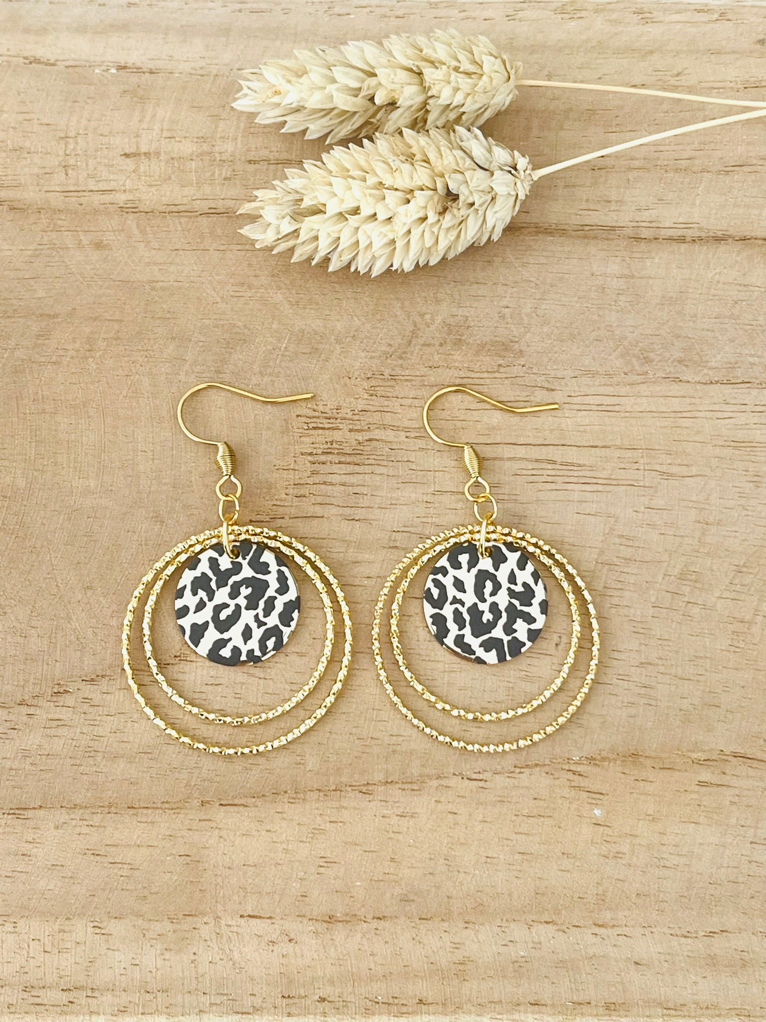 Boucles d'oreilles fantaisie faites main. Crochets en acier inoxydable doré. Anneaux fermés ciselés en acier inoxydable doré. Sequins ronds imprimé léopard. Bijou fantaisie fait main.