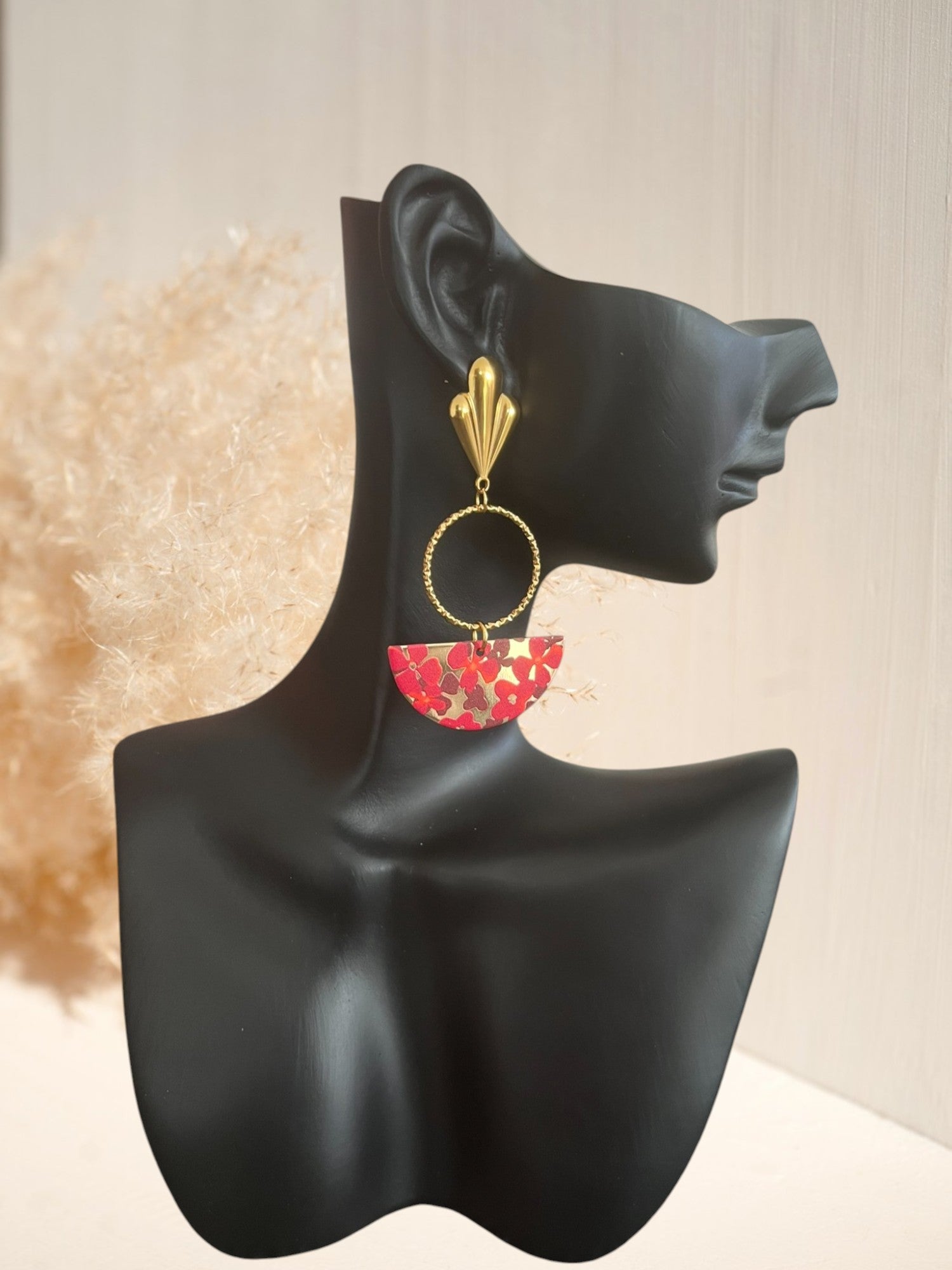 Boucles d'oreilles fantaisie fait main en acier inoxydable.
Pendentifs demi-lune imprimé fleurs rouge.
Bijou fantaisie fait main.