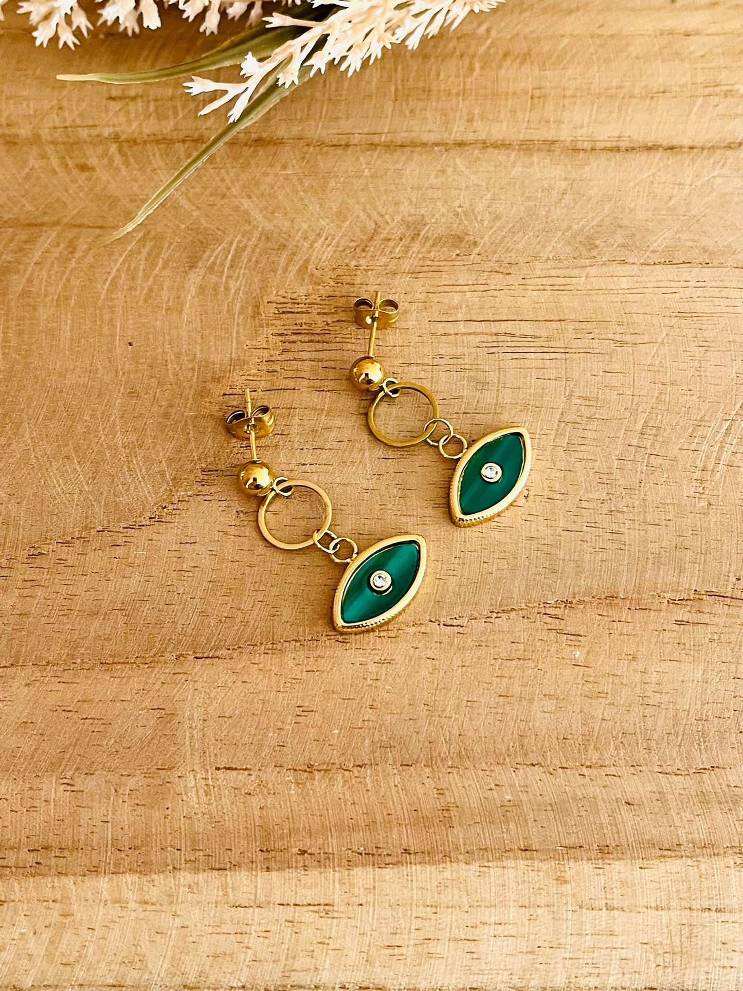 Boucles d'oreilles fantaisie fait main.
Clous d'oreilles en acier inoxydable doré, pendentif oeil vert.
Bijou fantaisie fait main.