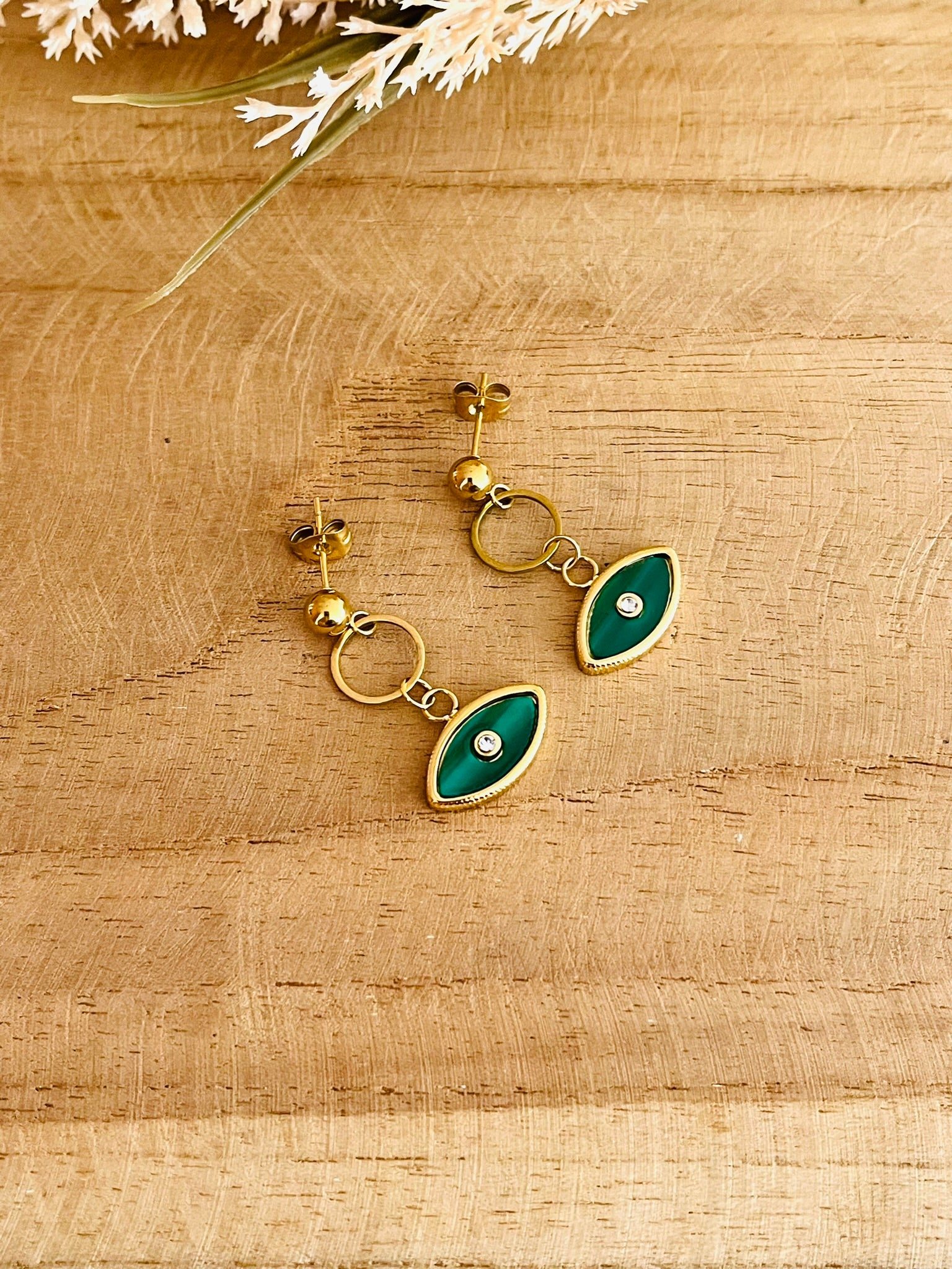 Boucles d'oreilles fantaisie fait main.
Clous d'oreilles en acier inoxydable doré, pendentif oeil vert.
Bijou fantaisie fait main.