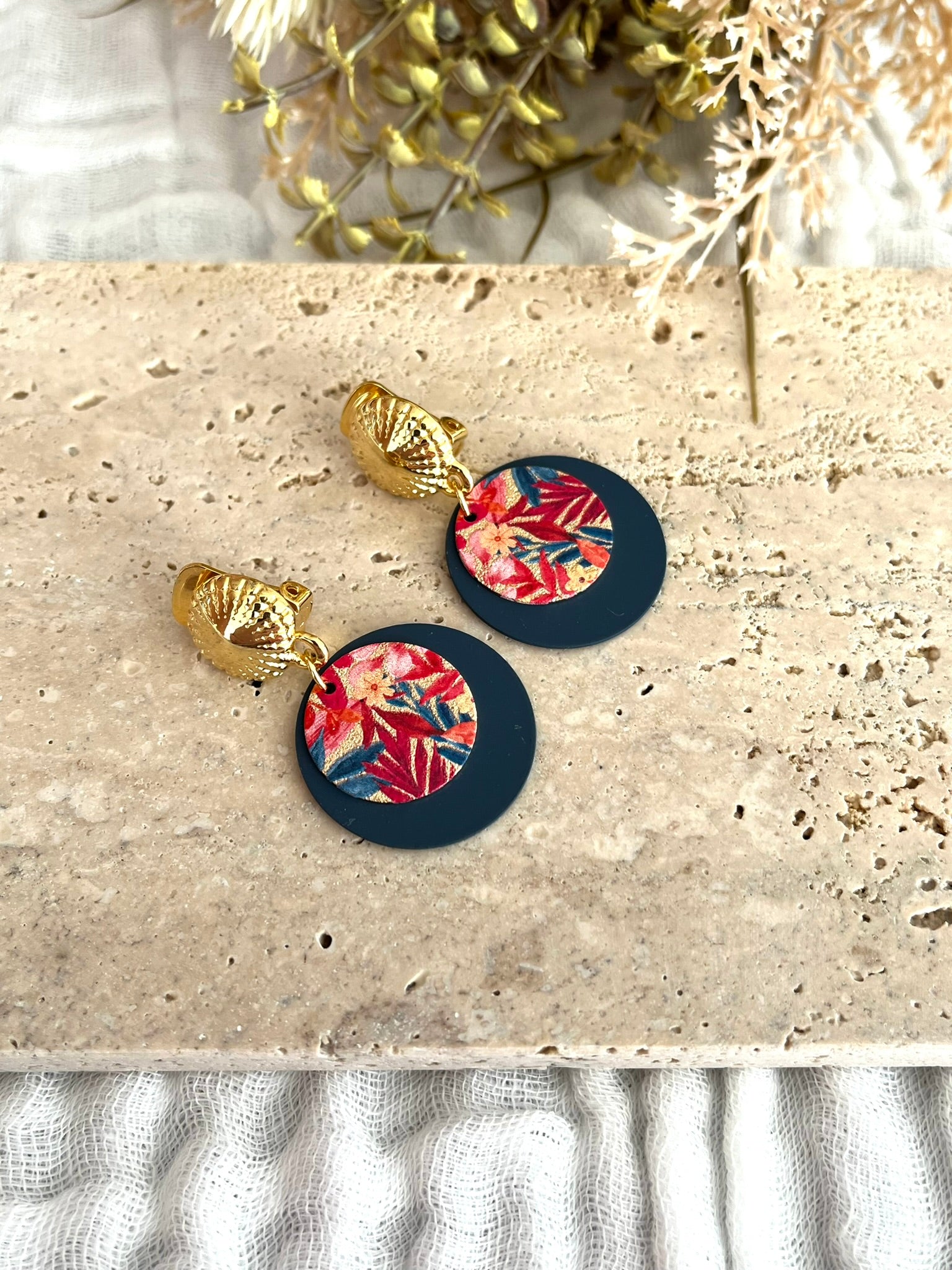 Boucles d'oreilles à clip fantaisie fait main.
Clips d'oreilles demi boule texturée doré à l'or fin.
Sequin rond bleu marine.
Sequin pailleté imprimé fleurs tropicales rose, bleu.
Bijou fantaisie fait main.