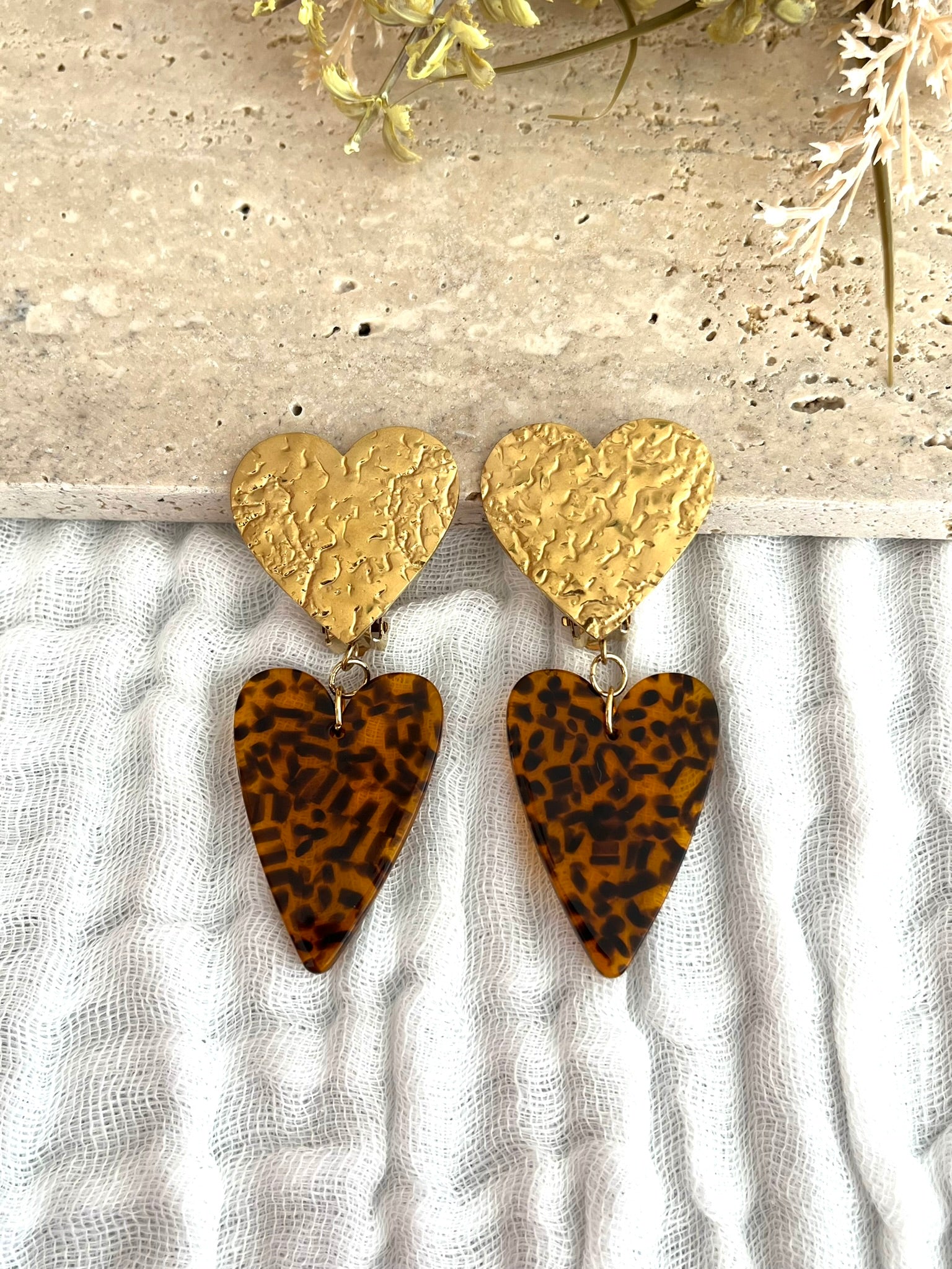 Boucles d'oreilles à clips fantaisie fait main.
Clips d'oreilles coeur martelé en acier inoxydable doré.
Pendants coeur en acrylique imprimé léopard marron et noir.
Bijou fantaisie fait main.